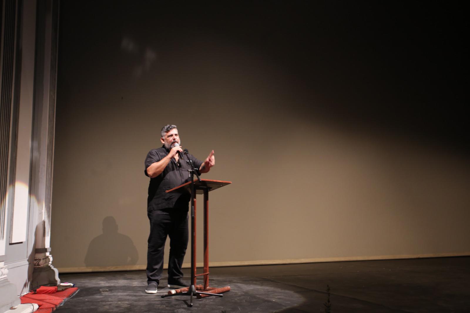 $!Rubén Islas, director de la película, expresó unas palabras a los presentes.