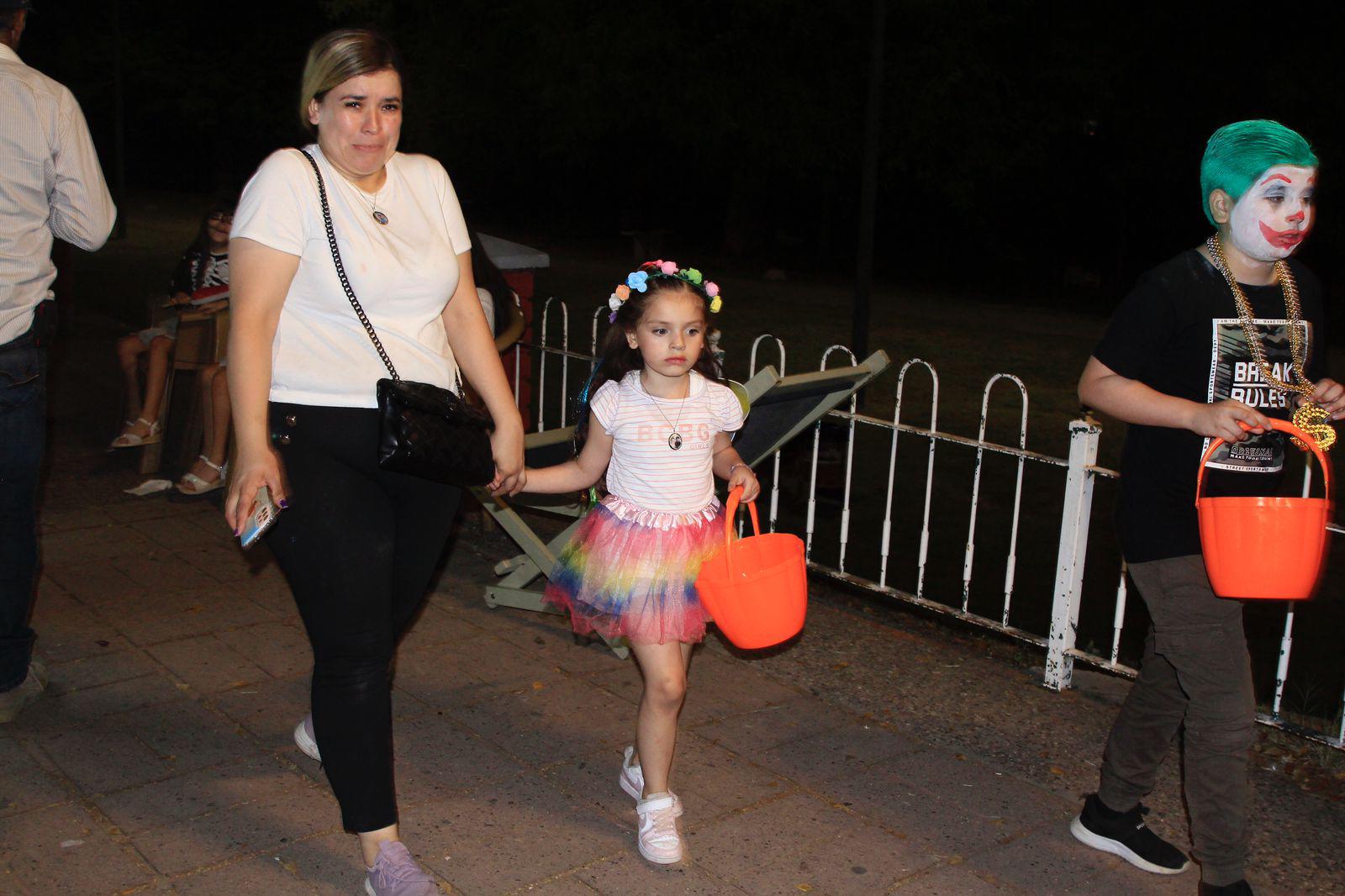 $!#Galería | Salen familias de Culiacán a celebrar la noche de Halloween en avenidas vigiladas