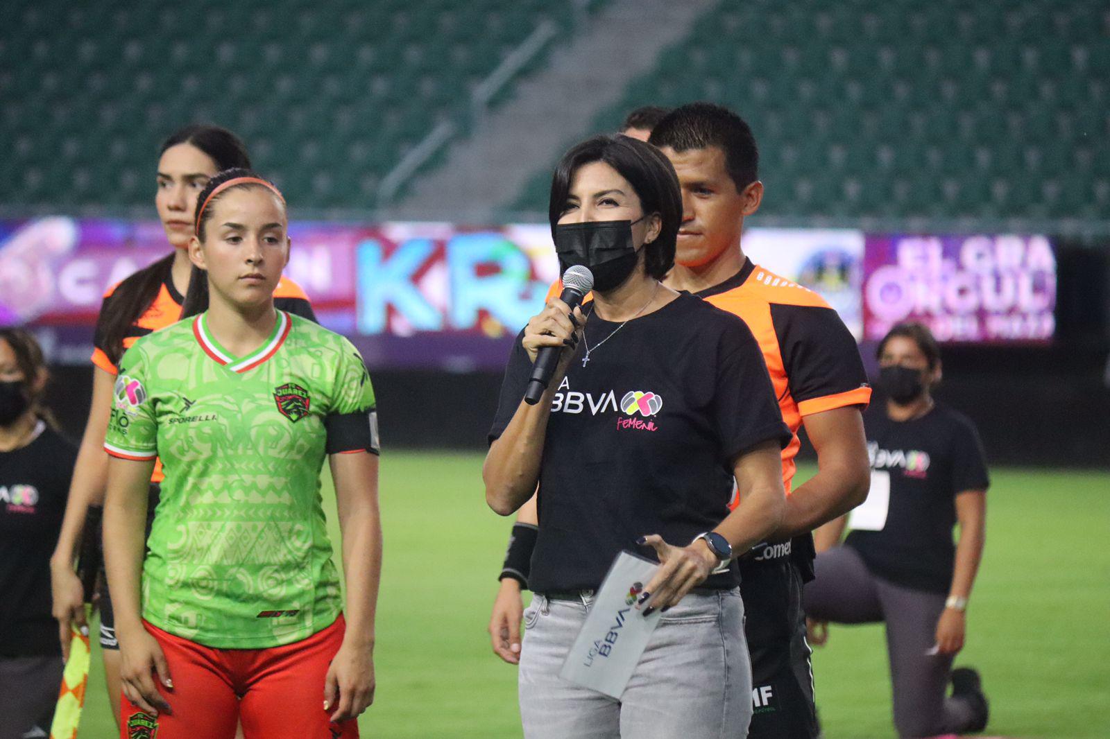 $!Las chicas de Leonas y Toros FC son ovacionadas en el Kraken