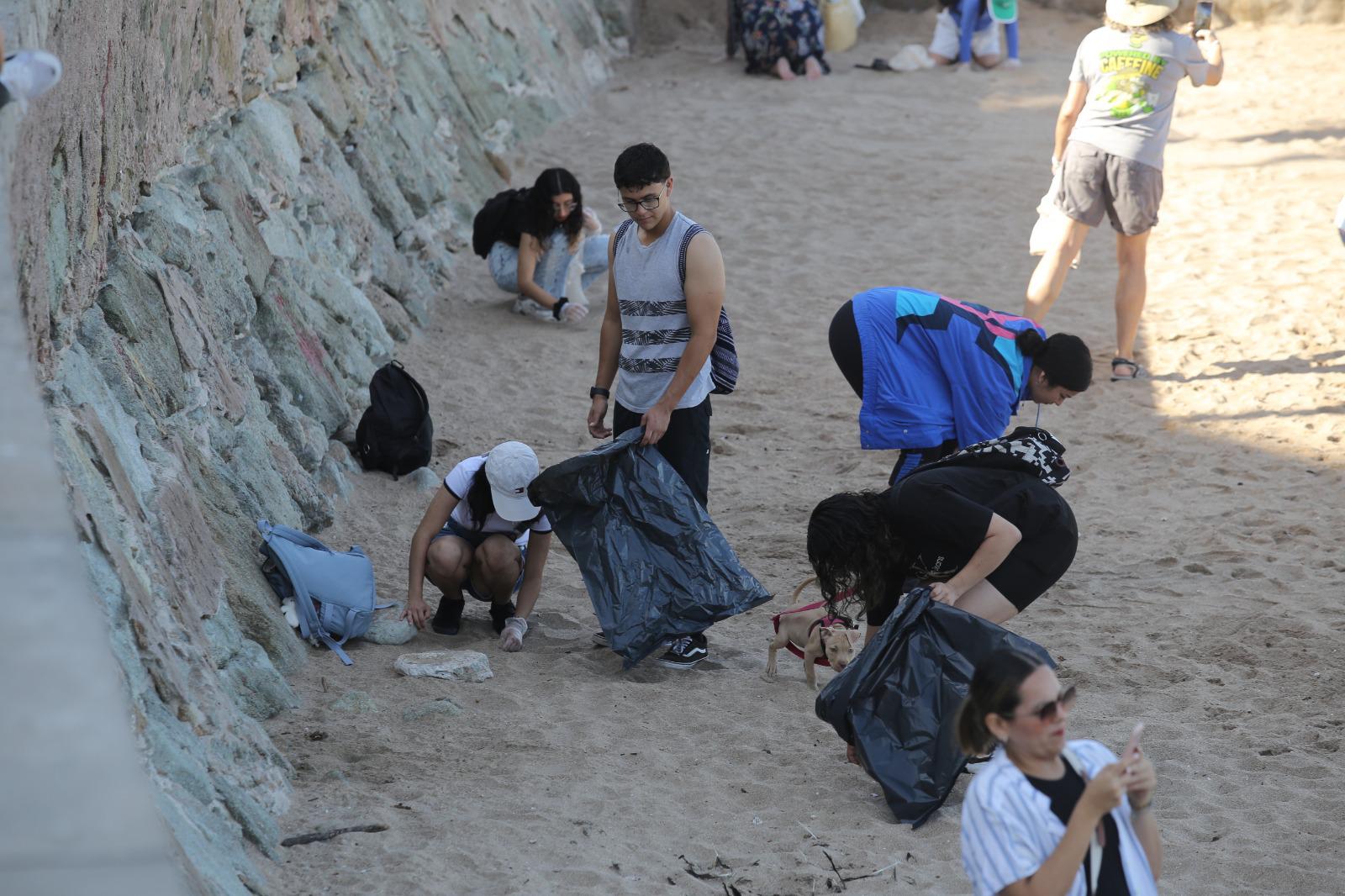 $!Se reúnen decenas a limpiar playa Olas Altas en Mazatlán por el Día de la Tierra