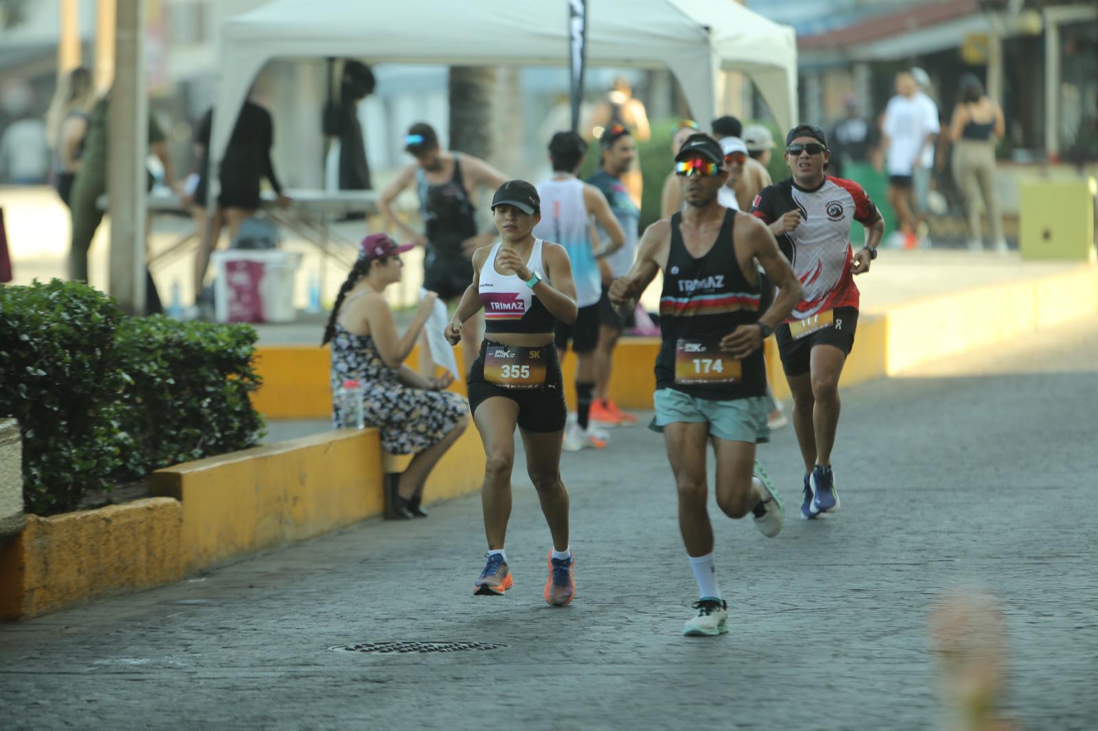 $!Ana Llorente y Javier Labrador brillan en la Carrera IPN OnceK en Mazatlán