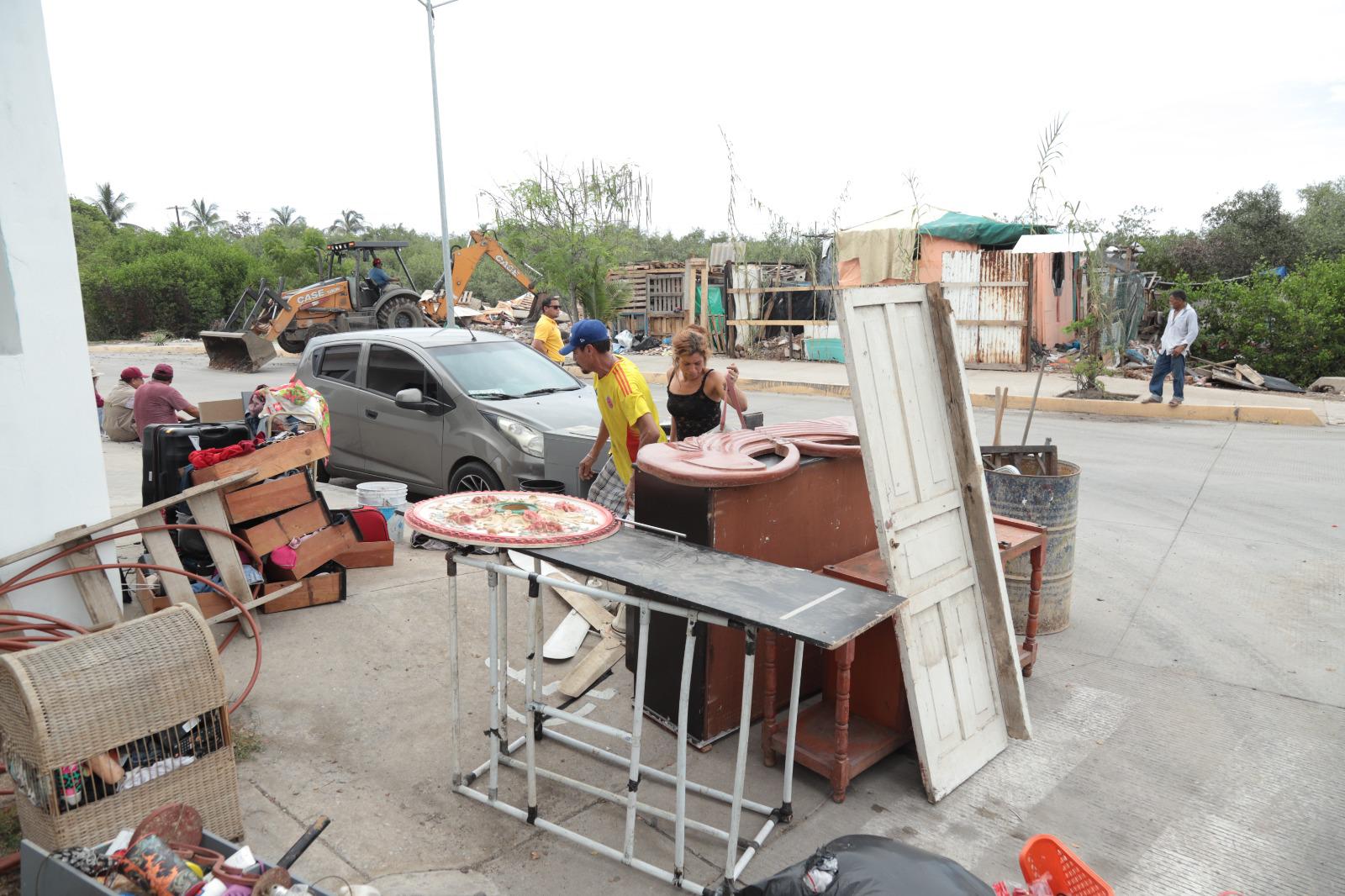 $!Autoridades desalojan a 10 familias del Estero del Infiernillo, en Mazatlán