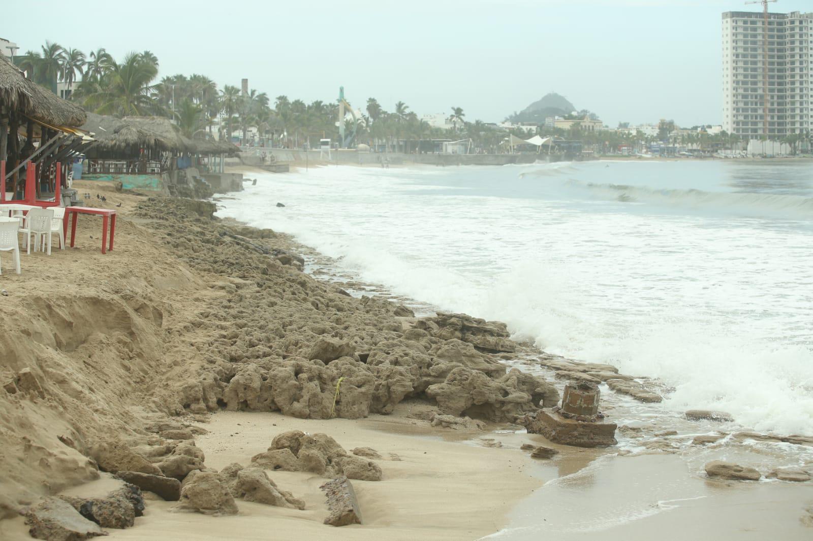 $!El fuerte oleaje se ‘come’ playas en Mazatlán