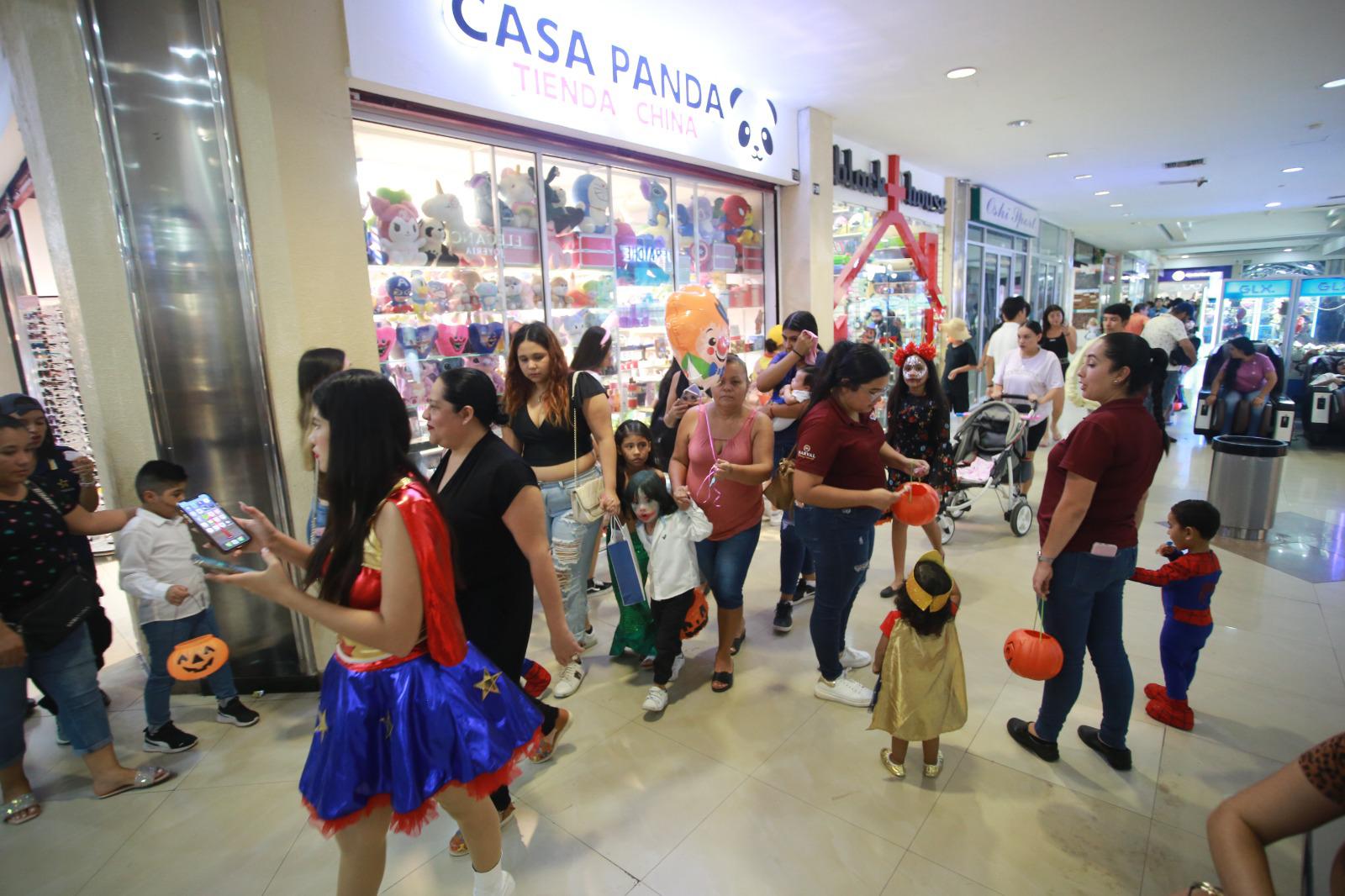 $!#Galería | En la Gran Plaza y en las letras de Mazatlán se arma la fiesta de Halloween
