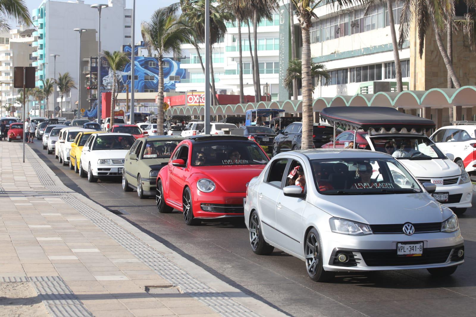 $!Cientos de automóviles Volkswagen desfilan en Mazatlán