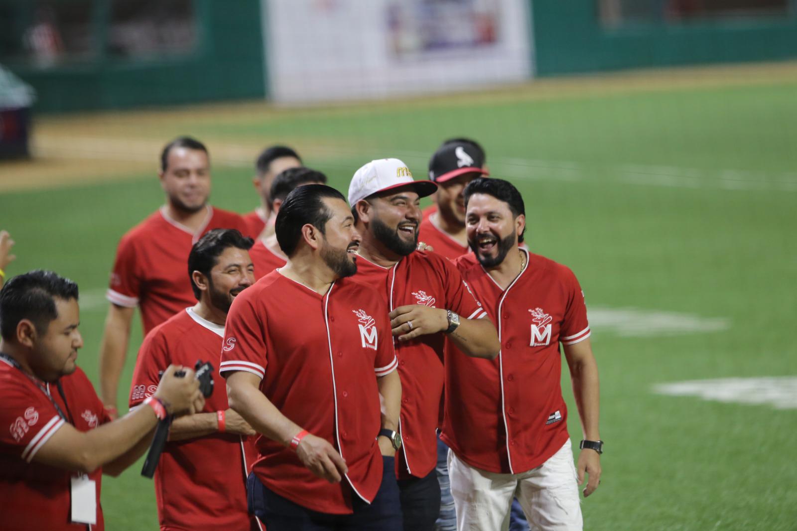 $!Alan Ramírez junto a Elías Lizárraga y otros integrantes de la agrupación.
