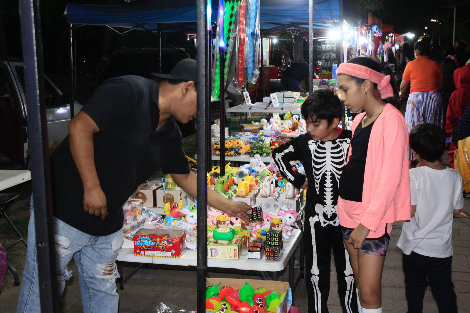 $!#Galería | Salen familias de Culiacán a celebrar la noche de Halloween en avenidas vigiladas