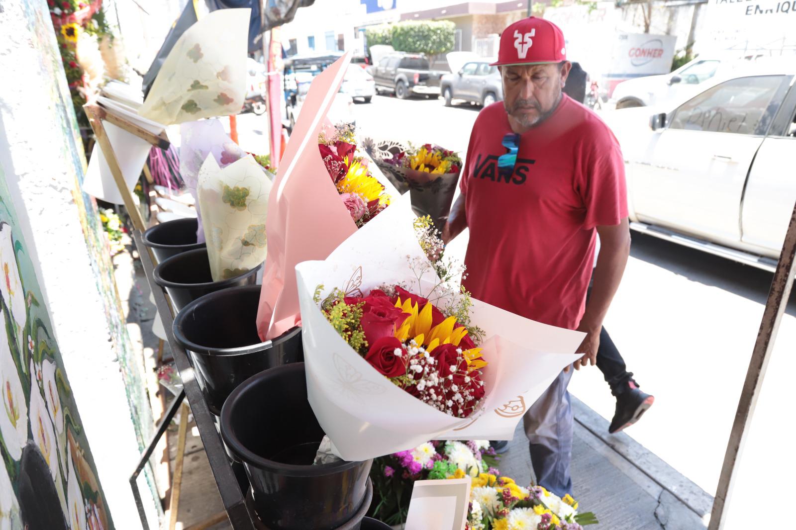 $!Pese a inseguridad, ventas de flores repuntan en el Mercado de las Flores este 10 de mayo