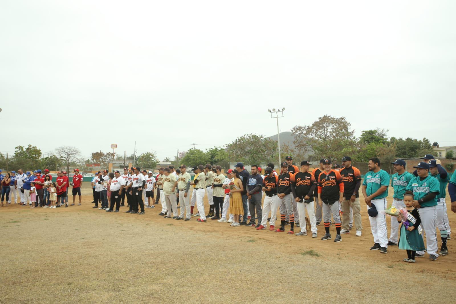 $!¡Batazo de cuatro esquinas! Realizan cuádruple homenaje en inauguración de Liga de Beisbol Burócrata Federal