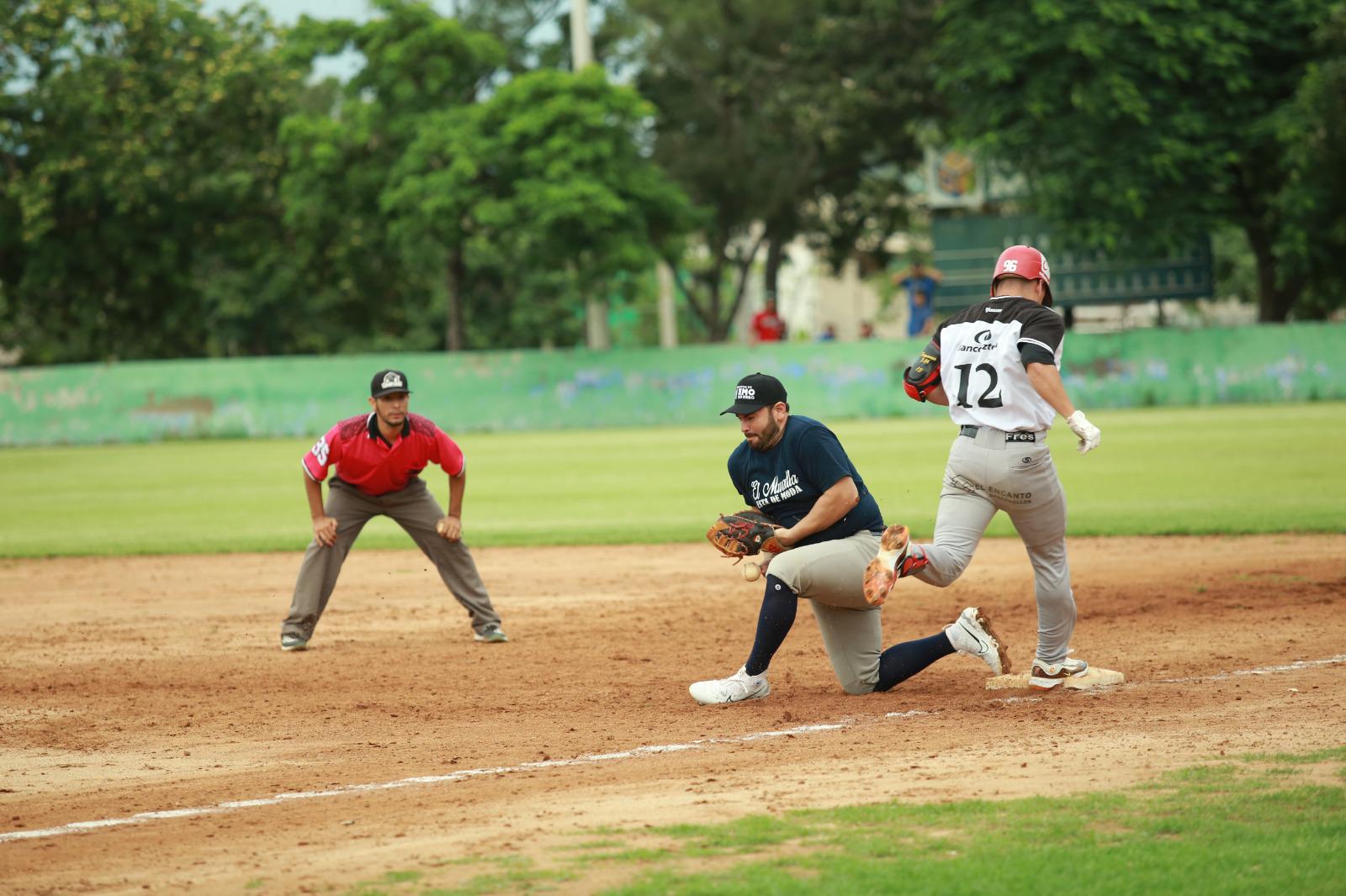 $!Venados de Mazatlán se impone a selección local en el Club Muralla
