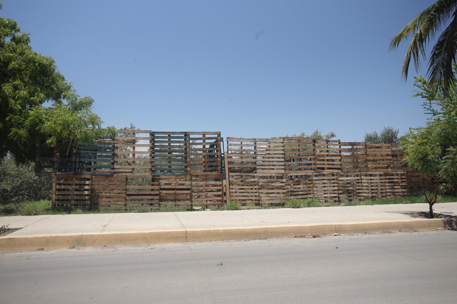 $!Abunda la contaminación de basura y residuos en el Estero del Infiernillo; invasiones se mantienen
