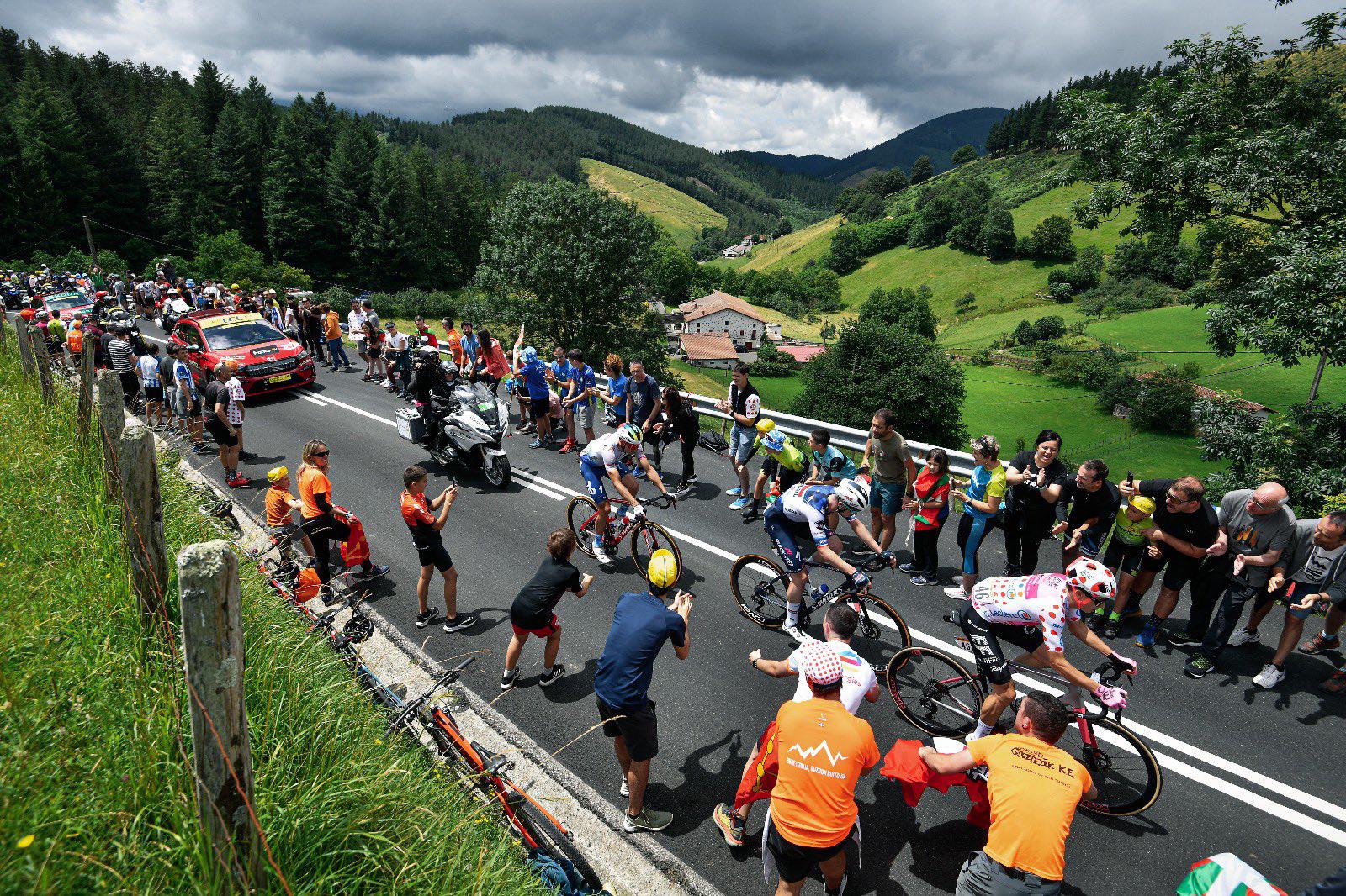 $!Jasper Philipsen se lleva una dulce victoria al esprint en Bayona y Adam Yates sigue líder