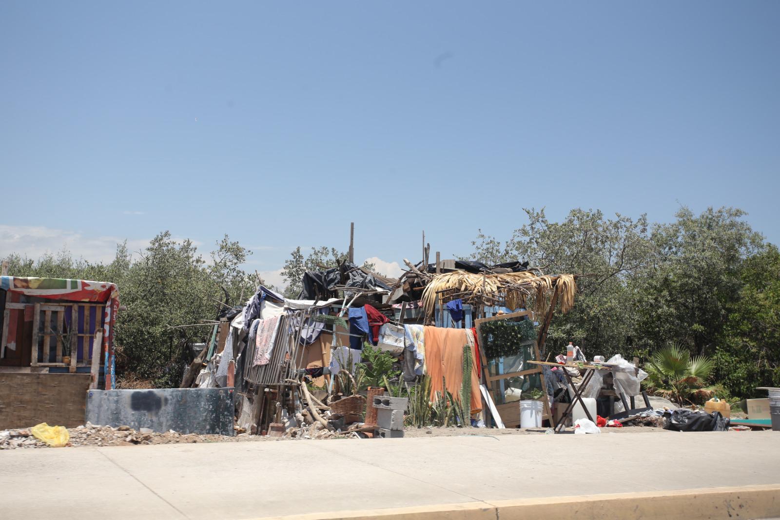 $!Abunda la contaminación de basura y residuos en el Estero del Infiernillo; invasiones se mantienen