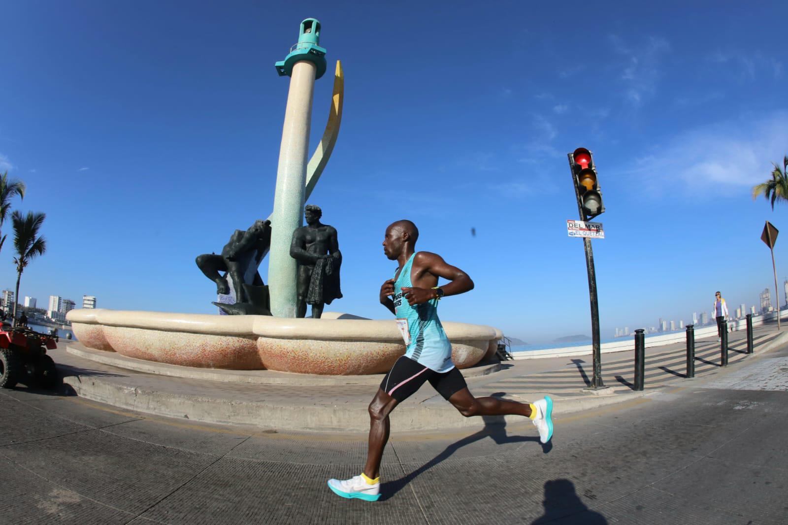 $!Keniata Geoffrey Kenisi Bundi se consagra campeón en los 42K del Gran Maratón Pacífico