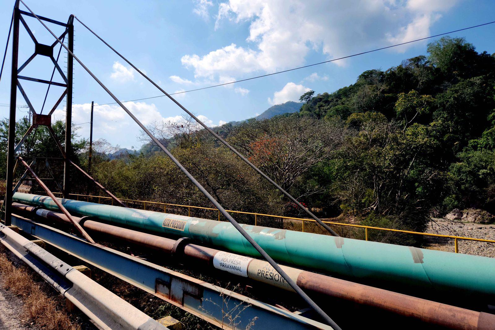 $!A lo largo de 46 kilómetros de la carretera federal 98, los tubos de 16 pulgadas de diámetro de los ferroductos que transportan la pulpa de mineral de hierro con agua se mezclan entre la flora.