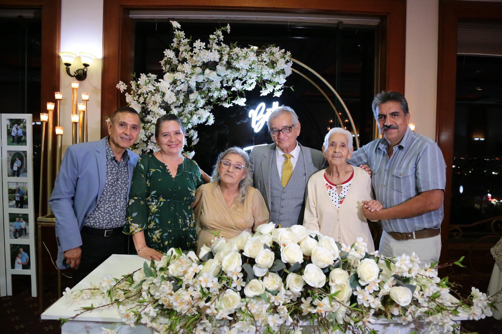 $!Esta celebración contó con la presencia de su tía, Socorro Rodríguez, de 85 años, que los visitó desde Progreso, Hidalgo. Aquí con Juan Manuel Sánchez, Rosa María y Juan José Meneses Rodríguez.