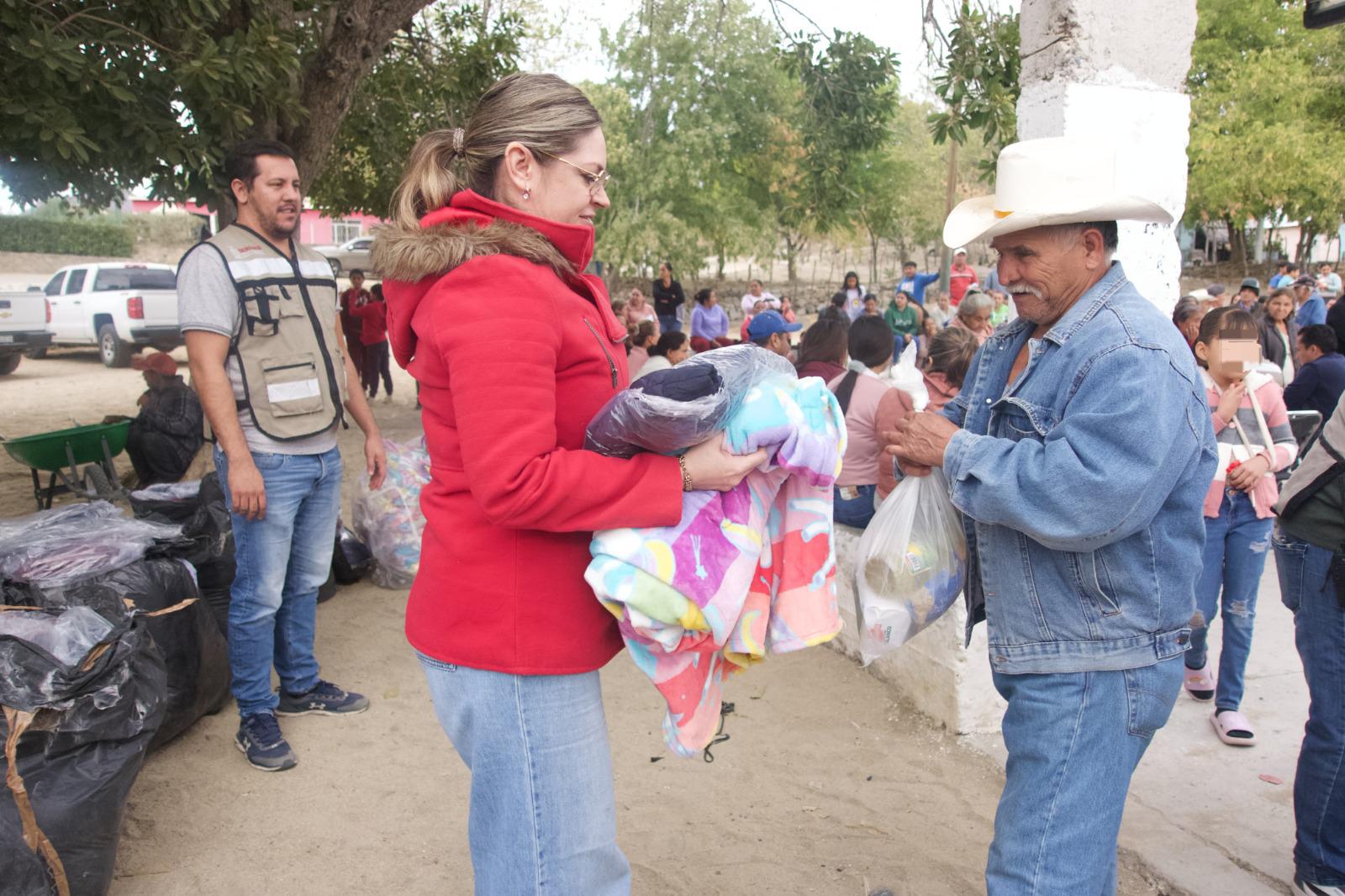 $!Reparte Gobierno de Sinaloa 4 mil 400 apoyos invernales para comunidades serranas de Choix