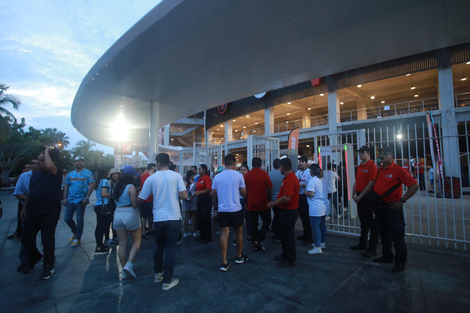 $!Entre la multitud llega el Gobernador Rocha Moya al estadio para el Cuadrangular del Bienestar