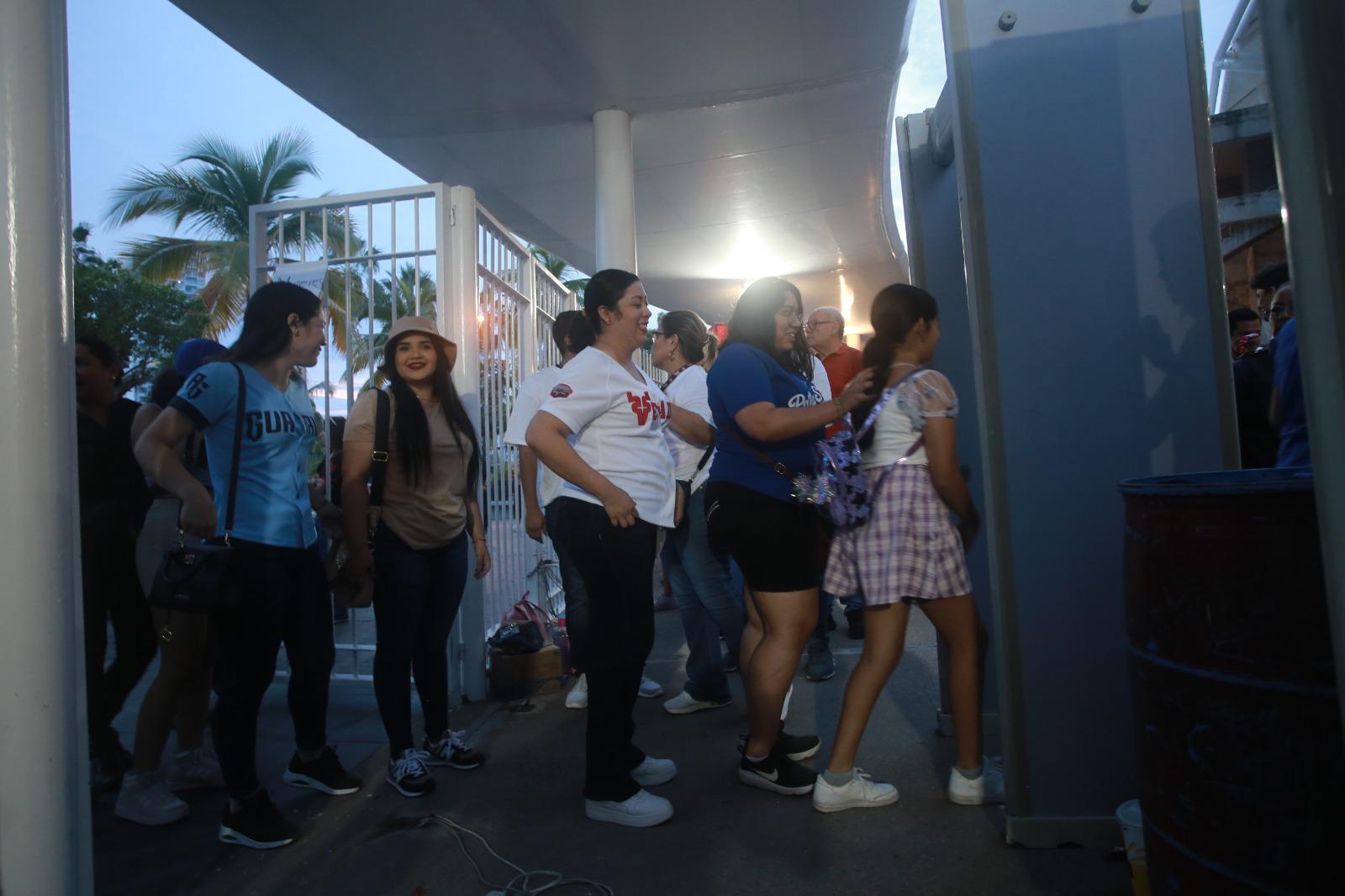 $!Entre la multitud llega el Gobernador Rocha Moya al estadio para el Cuadrangular del Bienestar