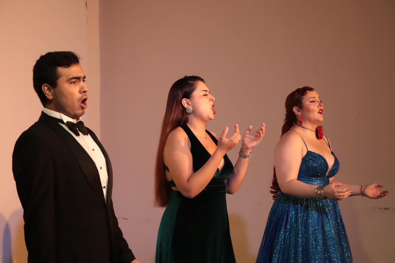 $!Alejandro Yépez, Vanessa Gama y Rosa María Ferreiro.
