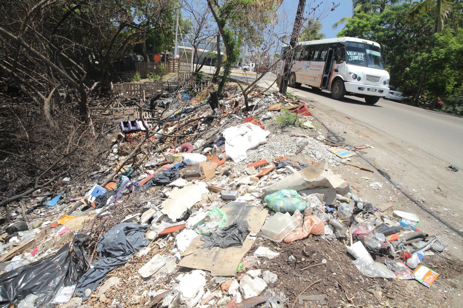 $!Abunda la contaminación de basura y residuos en el Estero del Infiernillo; invasiones se mantienen