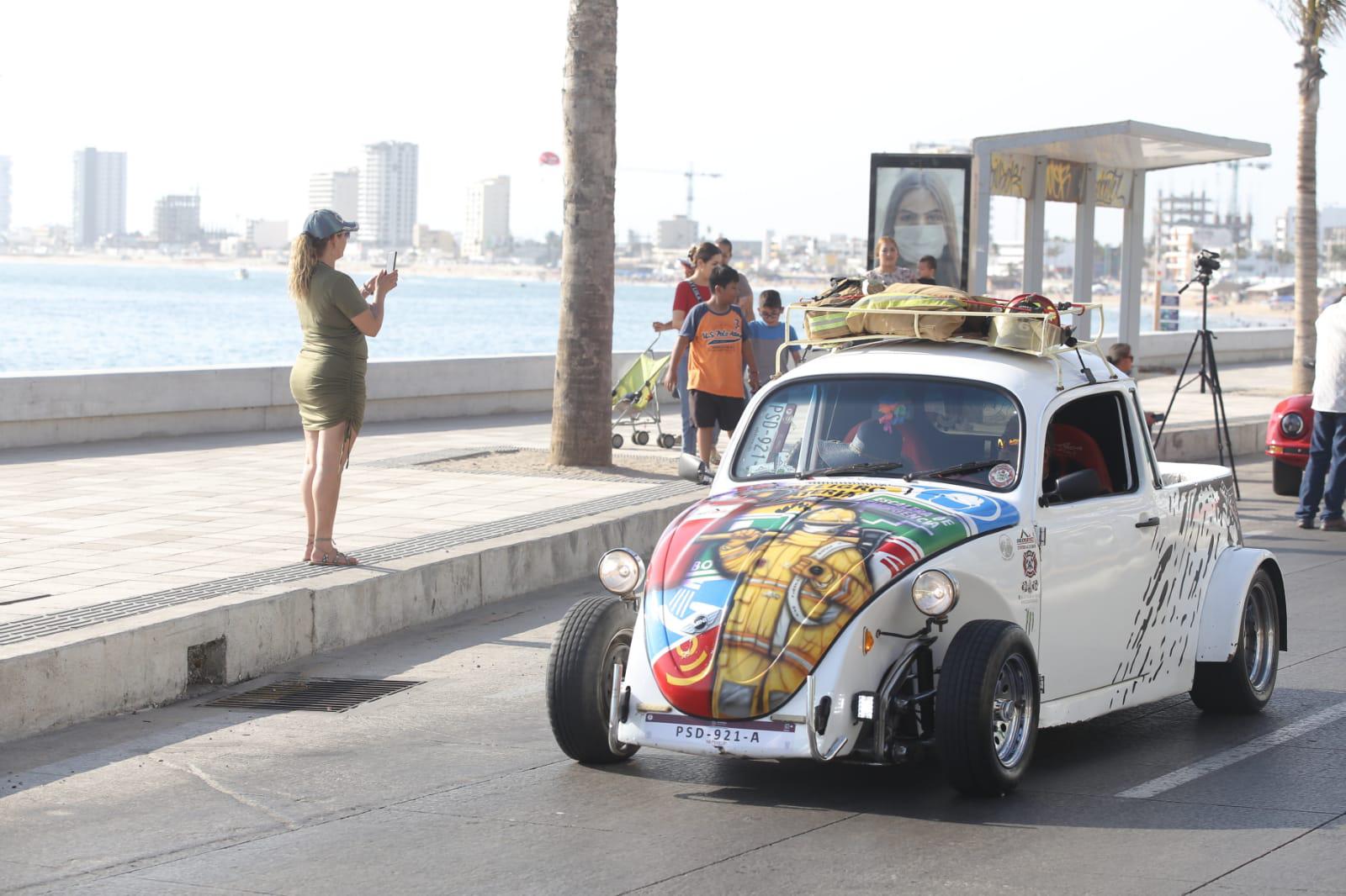 $!Cientos de automóviles Volkswagen desfilan en Mazatlán