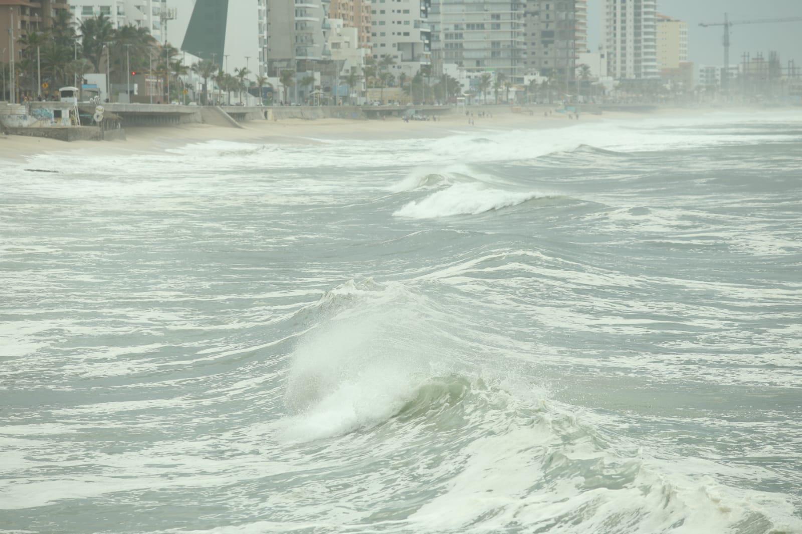 $!‘Roslyn’ deja un oleaje intenso en Mazatlán