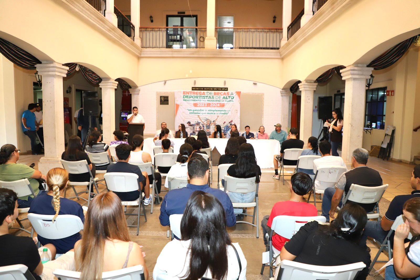 $!Reciben 23 atletas de alto rendimiento becas en Elota