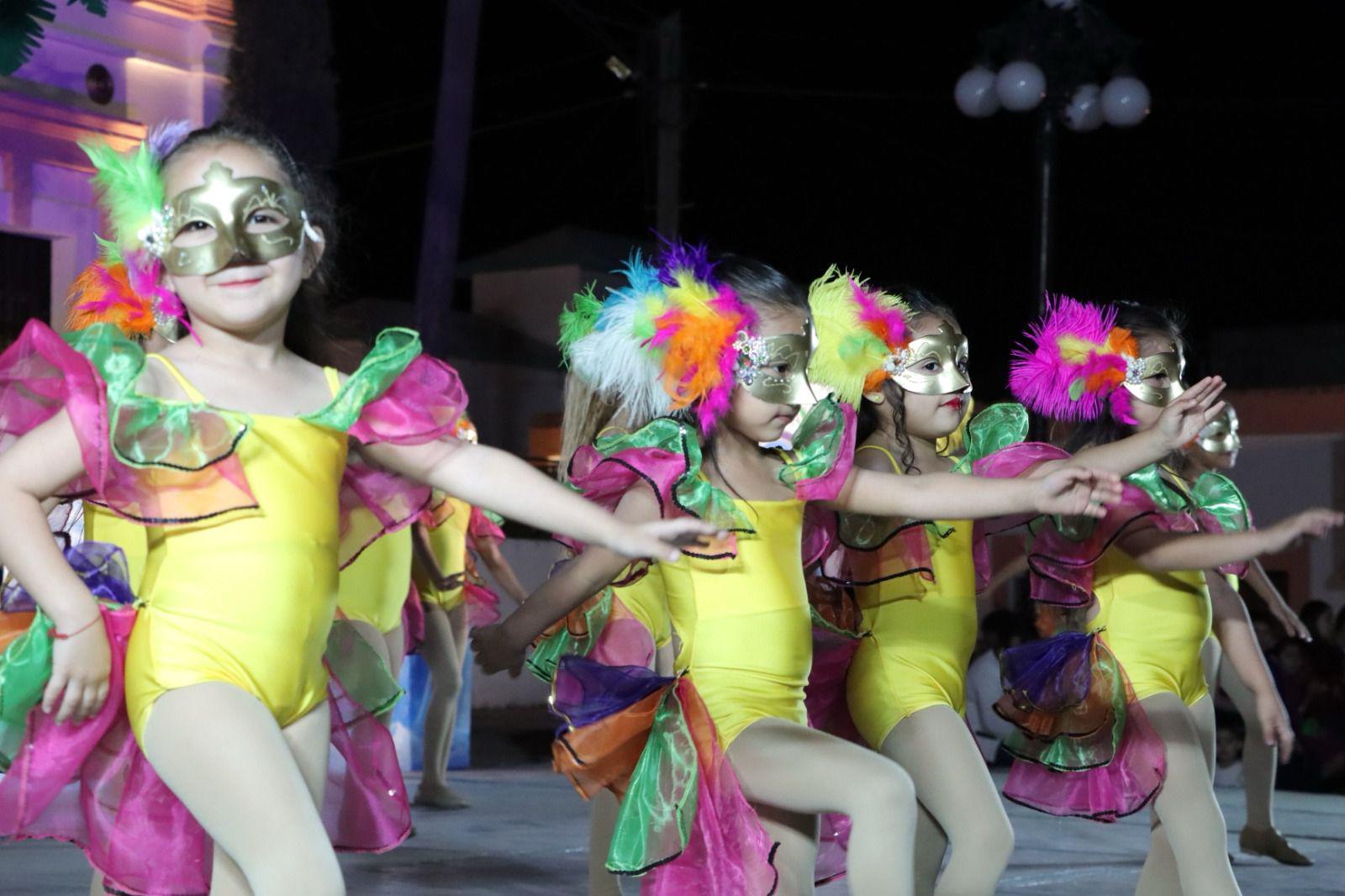 $!Coronan a Jasive I, Alejandra I y Manuel I, como reyes del Carnaval de Rosario 2025