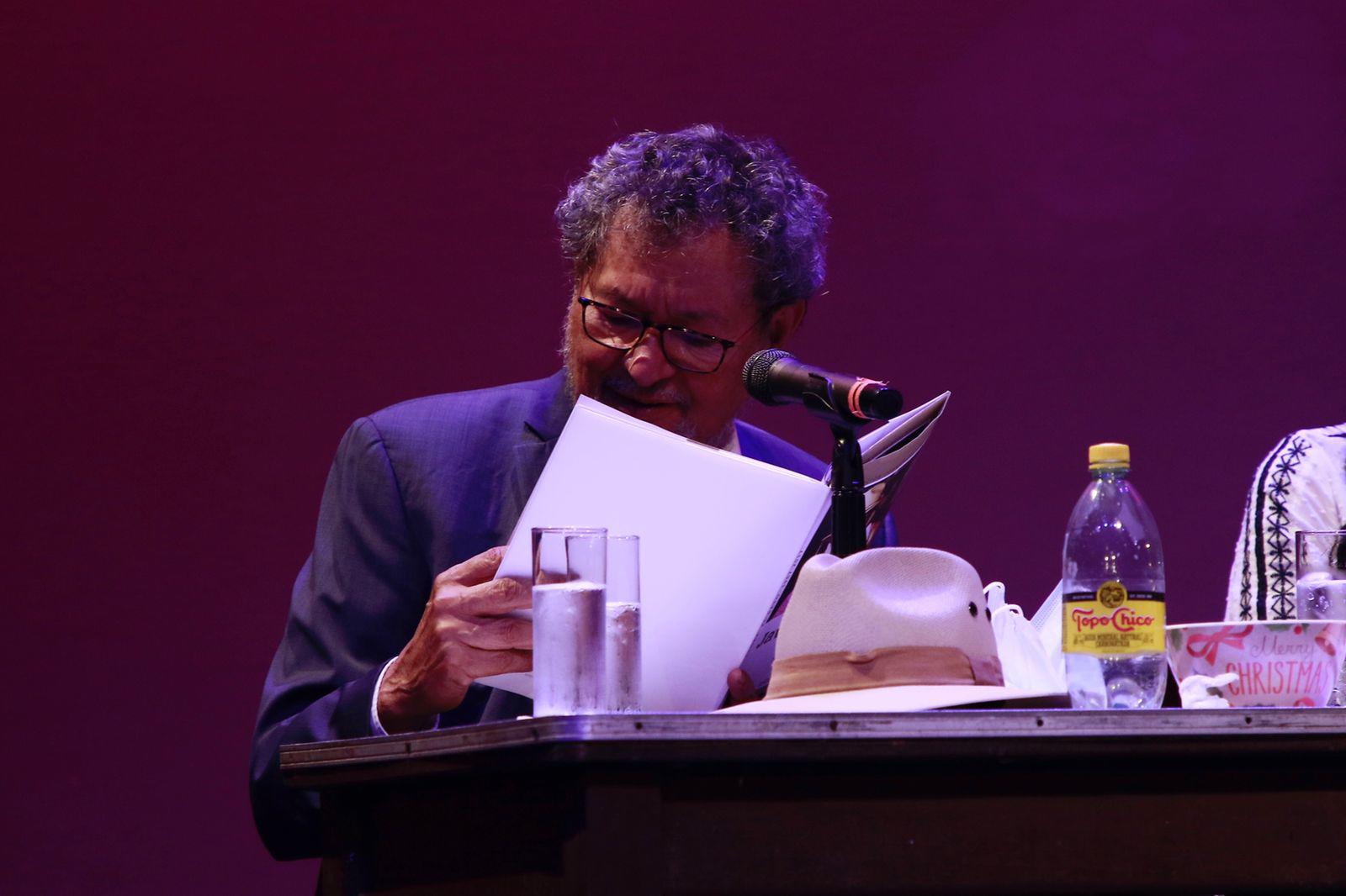 $!El escritor Élmer Mendoza comparte su escrito, el cual forma parte del libro.