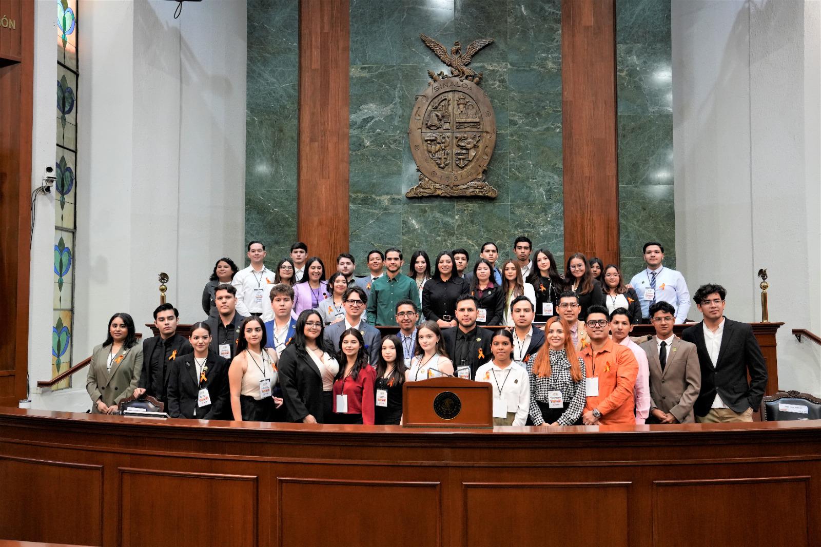 $!Exponen jóvenes sinaloenses propuestas en sesión del Parlamento Juvenil ‘7 de abril’ en el Congreso