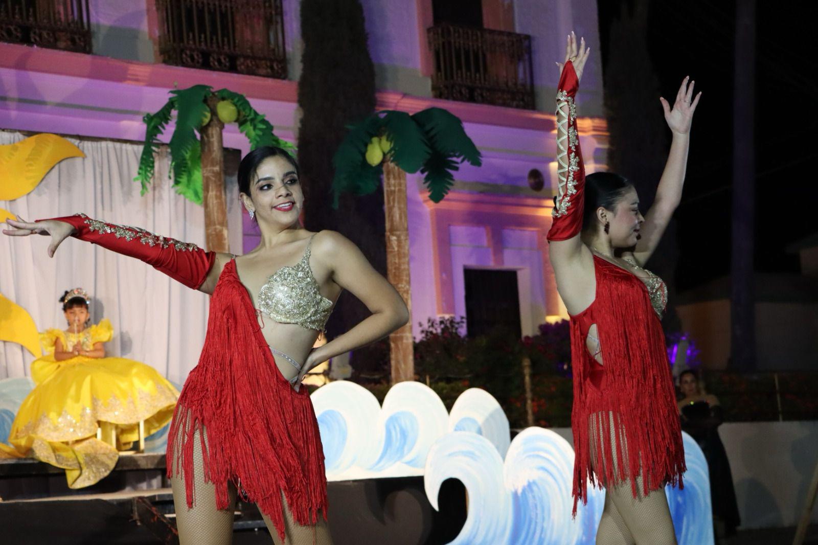 $!Coronan a Jasive I, Alejandra I y Manuel I, como reyes del Carnaval de Rosario 2025
