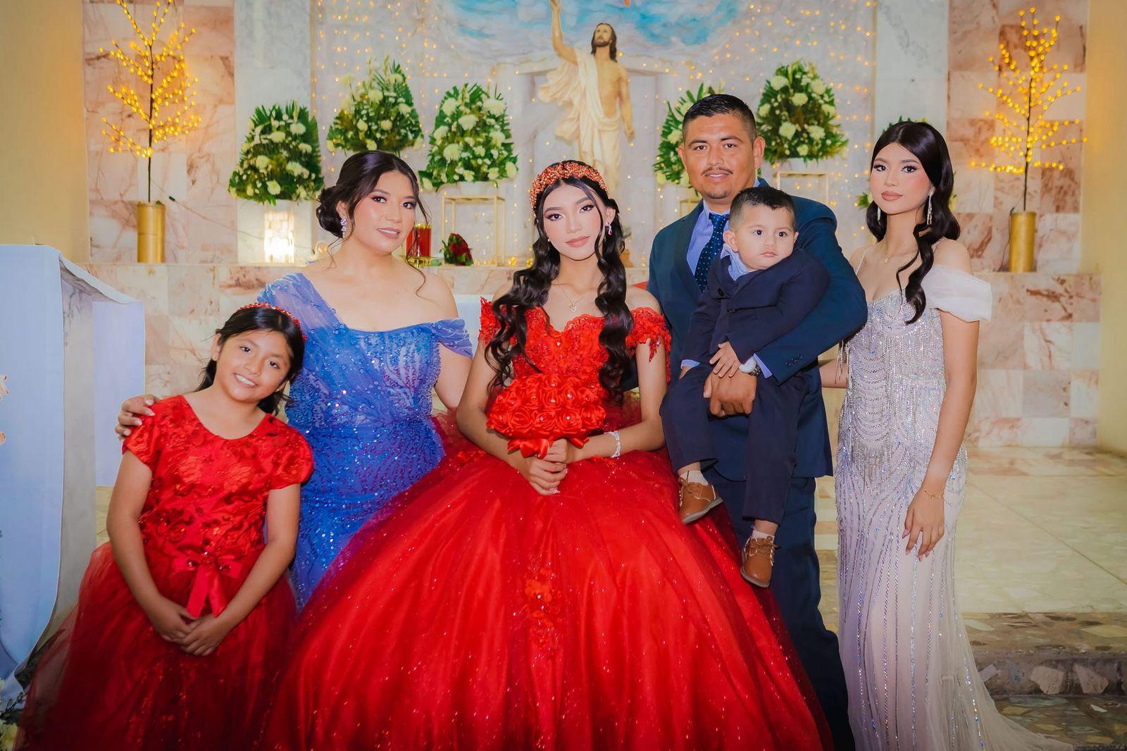 $!Oyuki entre sus papás, Brenda Sánchez y Dagoberto Loc, y hermanos, Kendra, Dagoberto y Maylin Loc.