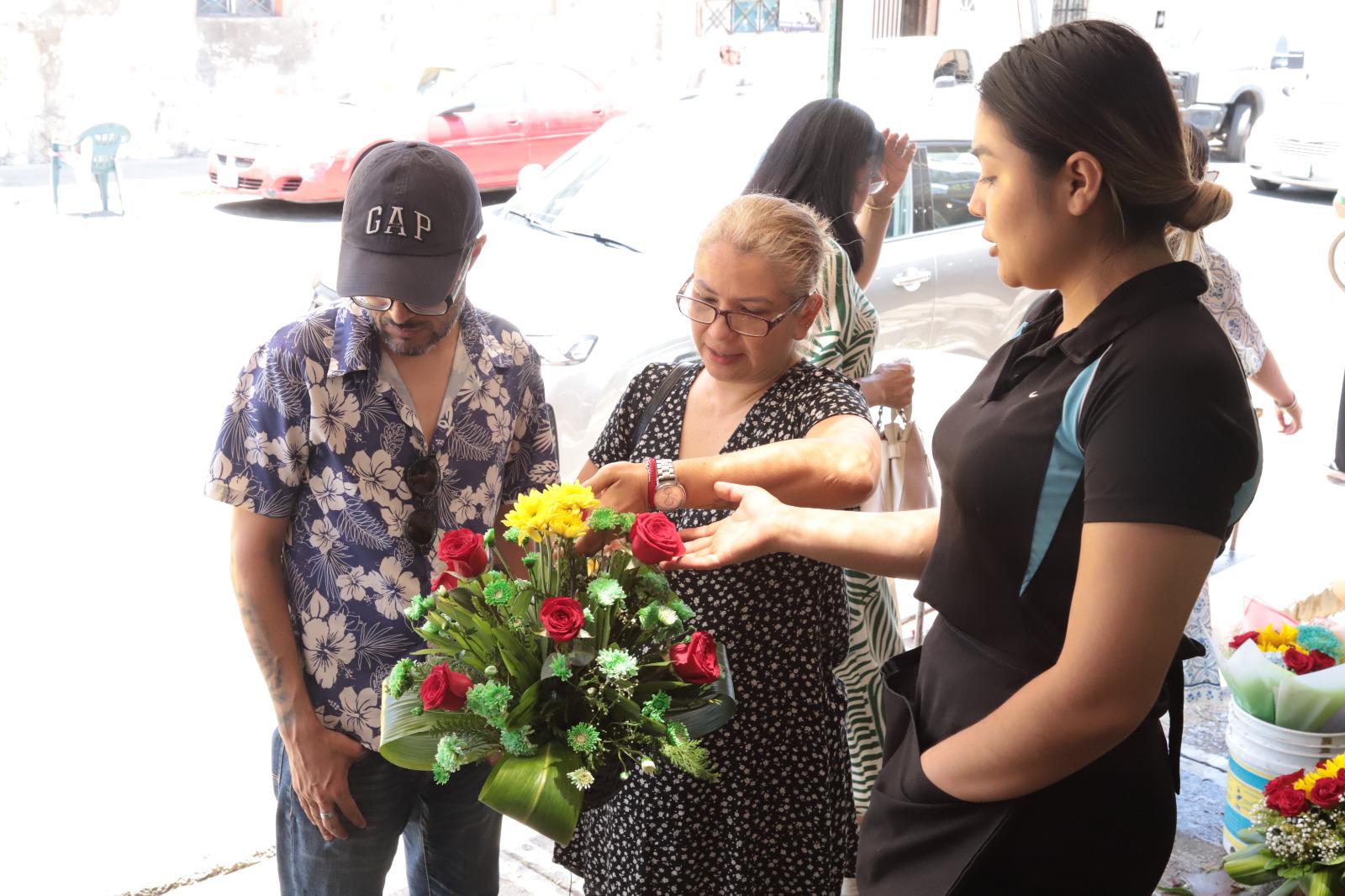 $!Pese a inseguridad, ventas de flores repuntan en el Mercado de las Flores este 10 de mayo
