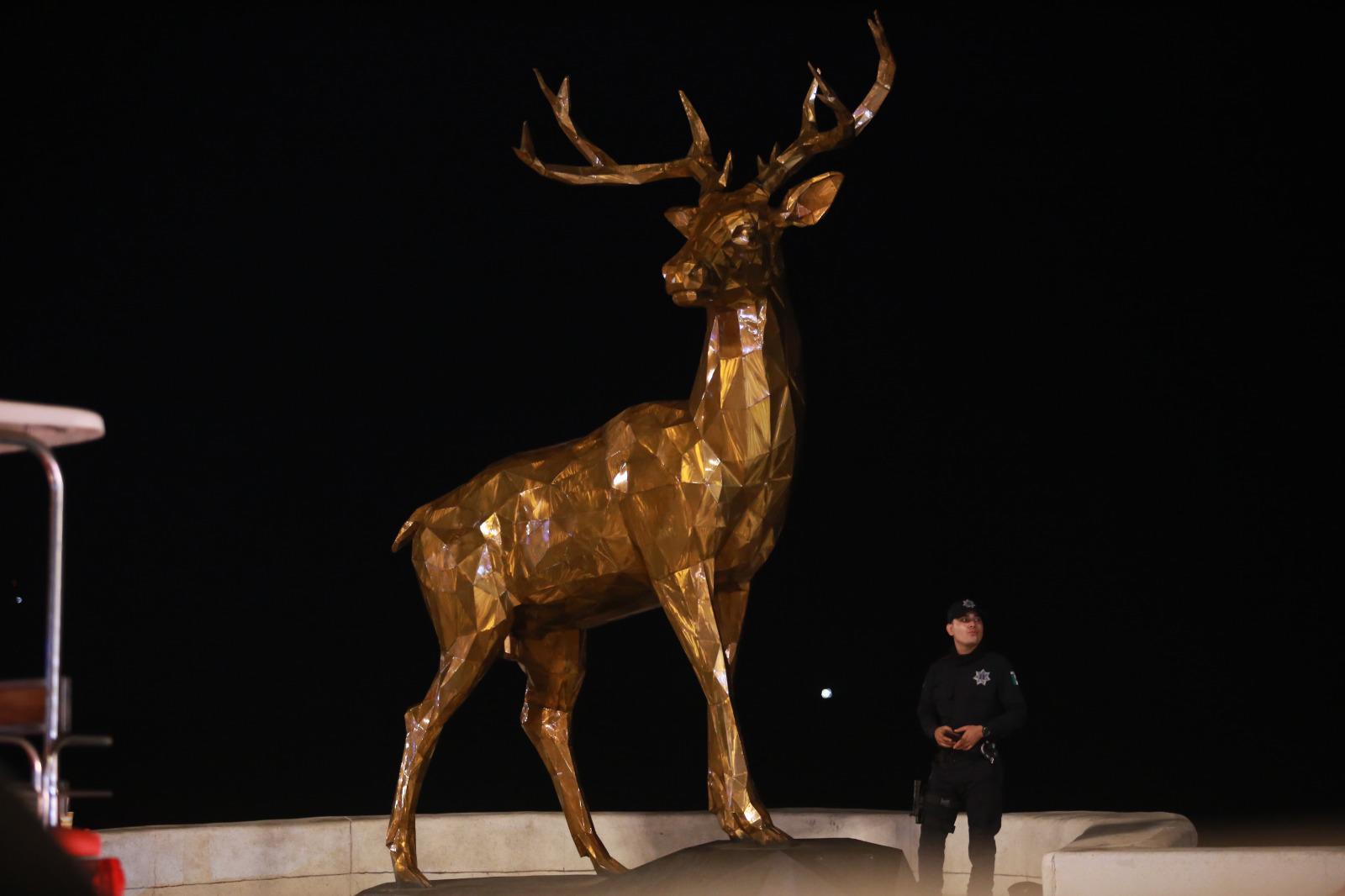 $!Luce el malecón de Mazatlán con una escultura gigante de un venado