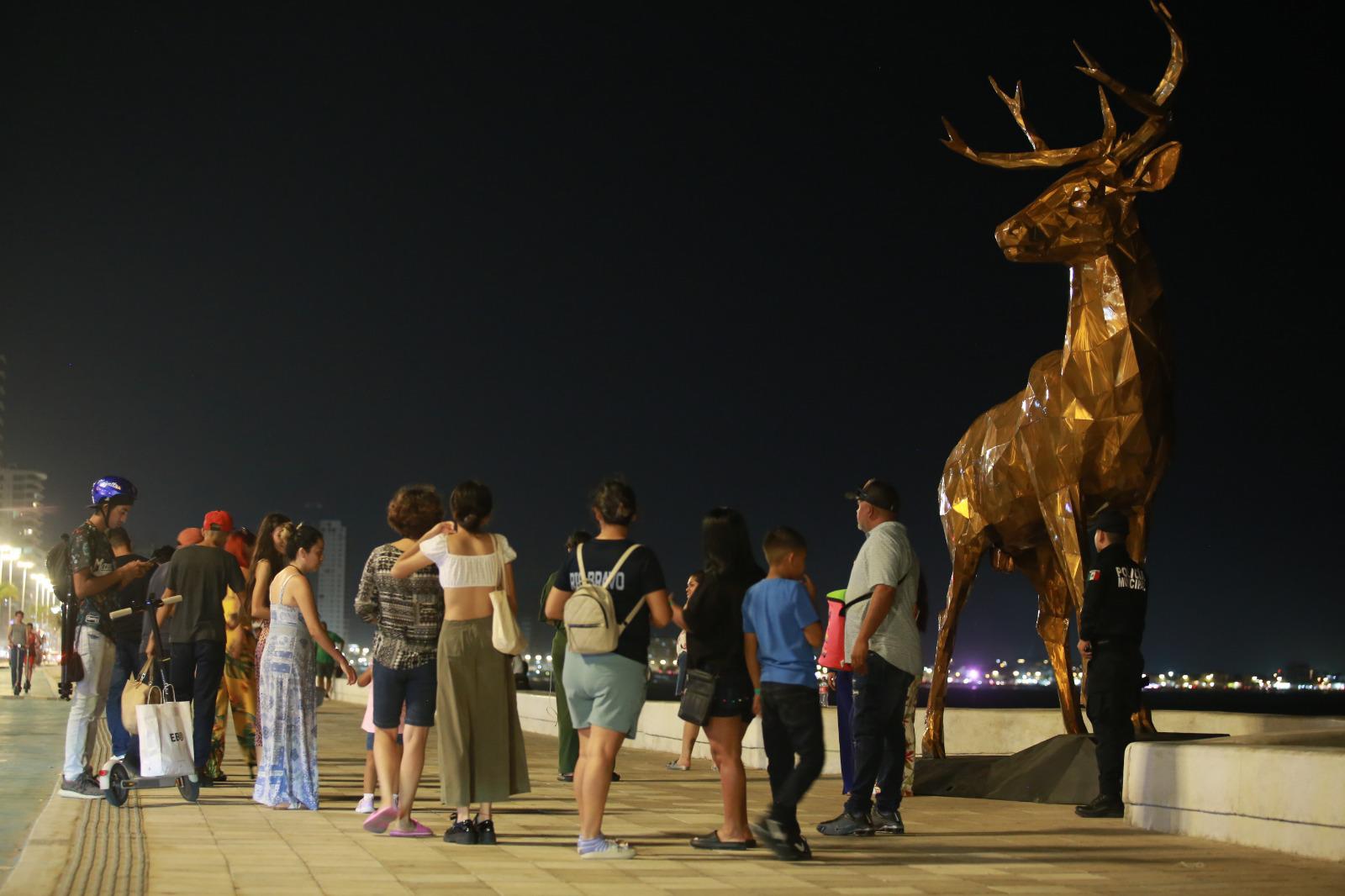 $!Luce el malecón de Mazatlán con una escultura gigante de un venado