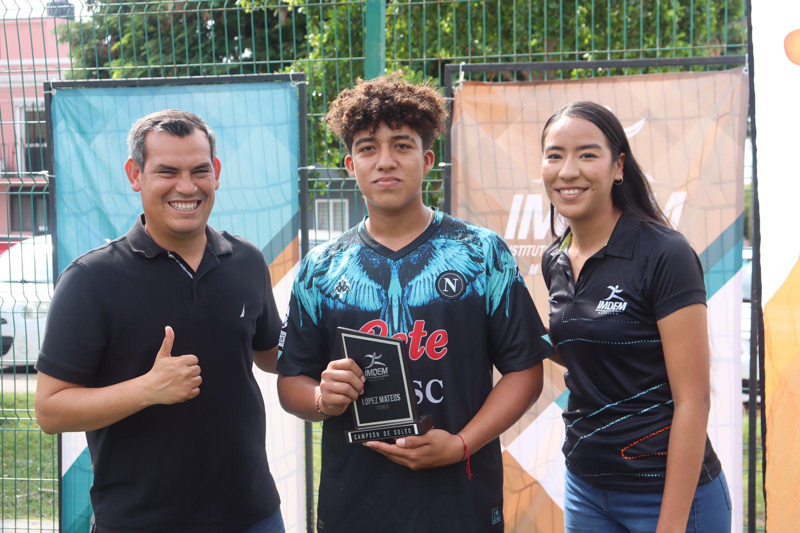 $!Premian a lo mejor del Torneo de Futbol López Mateos Sabatino