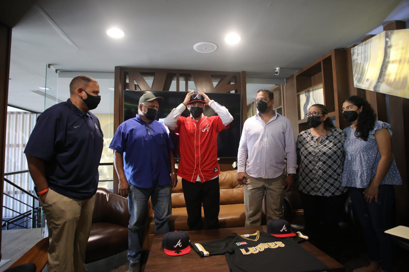 $!Mazatleco Isauro Pineda Jr. firma con Bravos de Atlanta