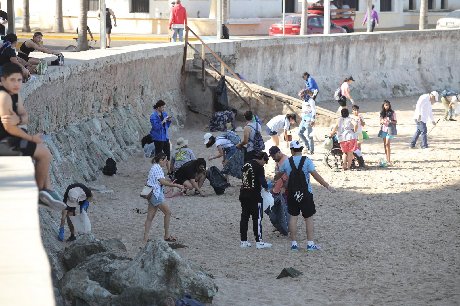 $!Se reúnen decenas a limpiar playa Olas Altas en Mazatlán por el Día de la Tierra