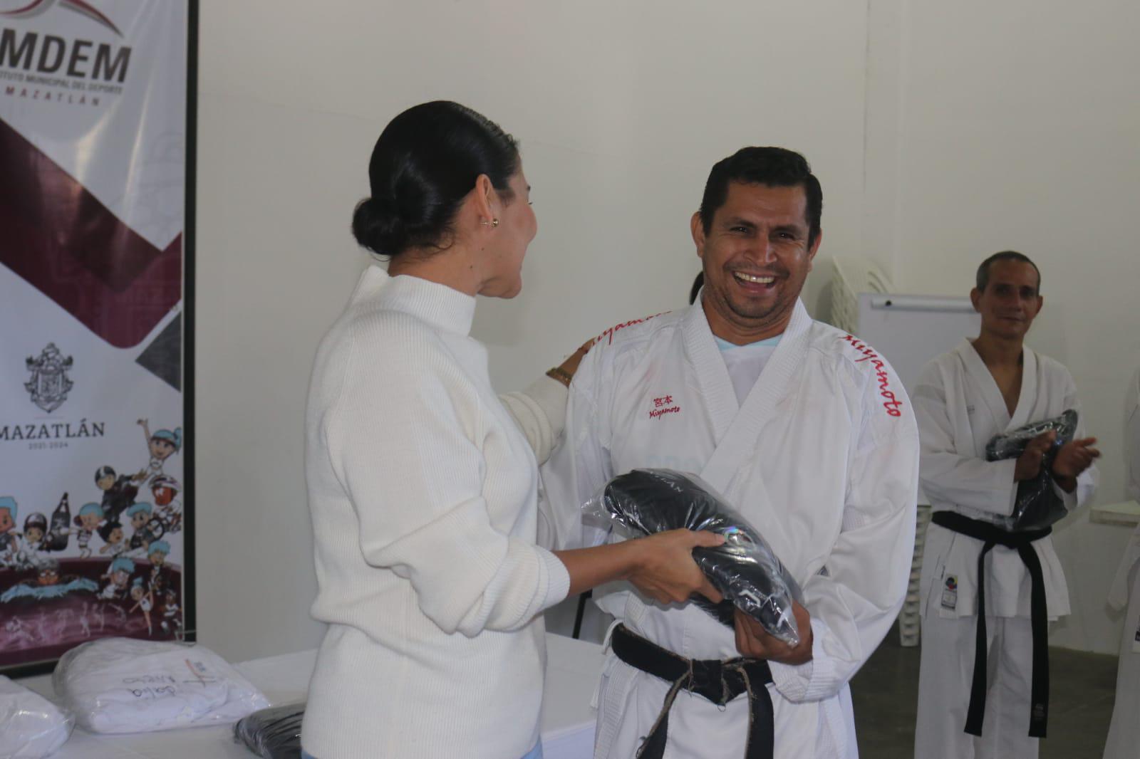 $!Karatecas se ponen la camiseta de Mazatlán rumbo al Estatal