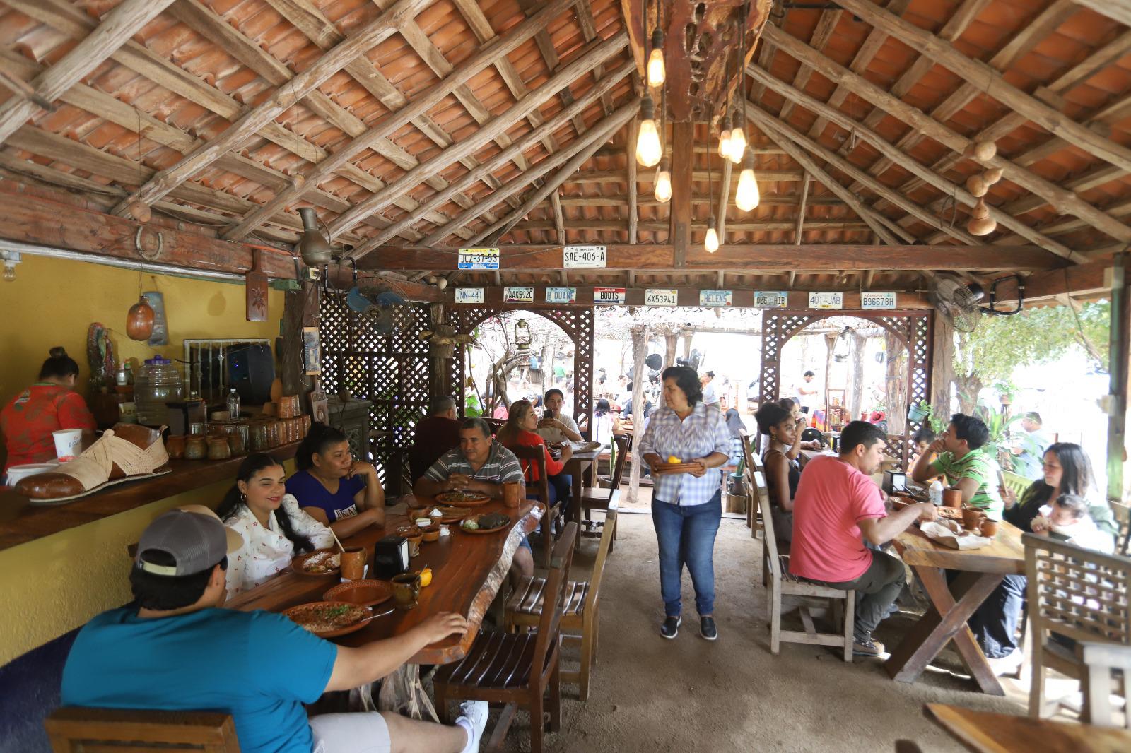 $!Pilar atiende personalmente a los clientes en su restaurante a la orilla de la carretera, pasando el arco en La Noria.