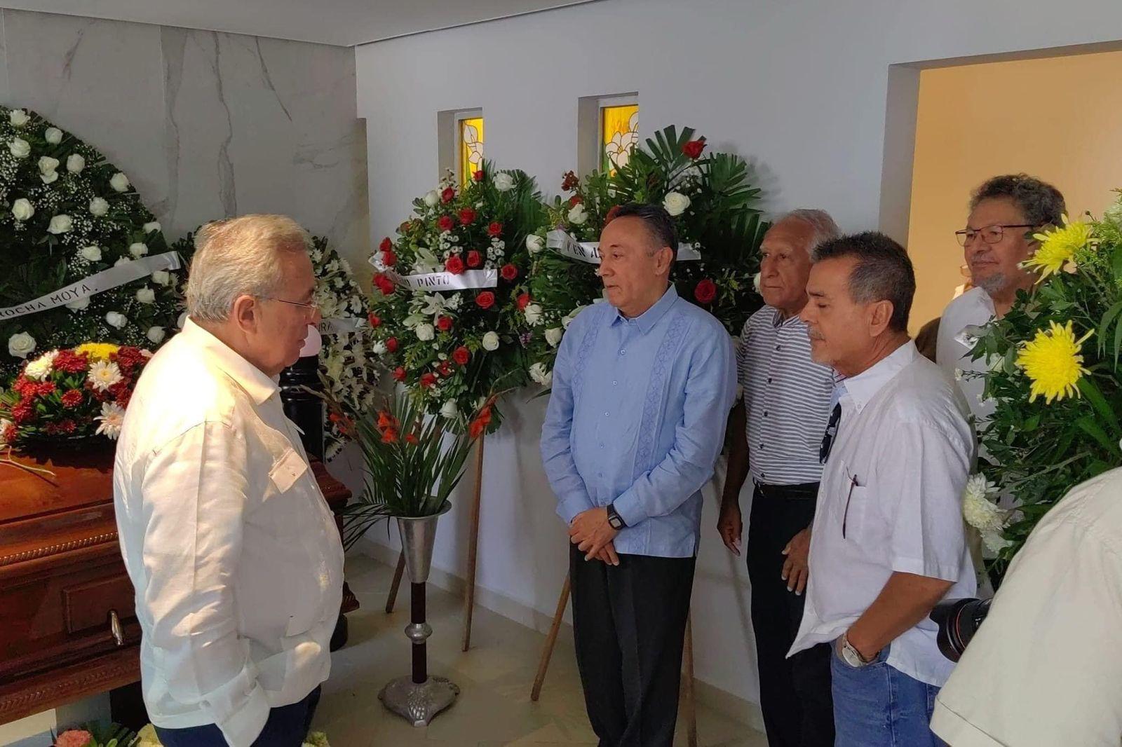 $!Artistas, funcionarios, amigos del artista, durante su funeral.