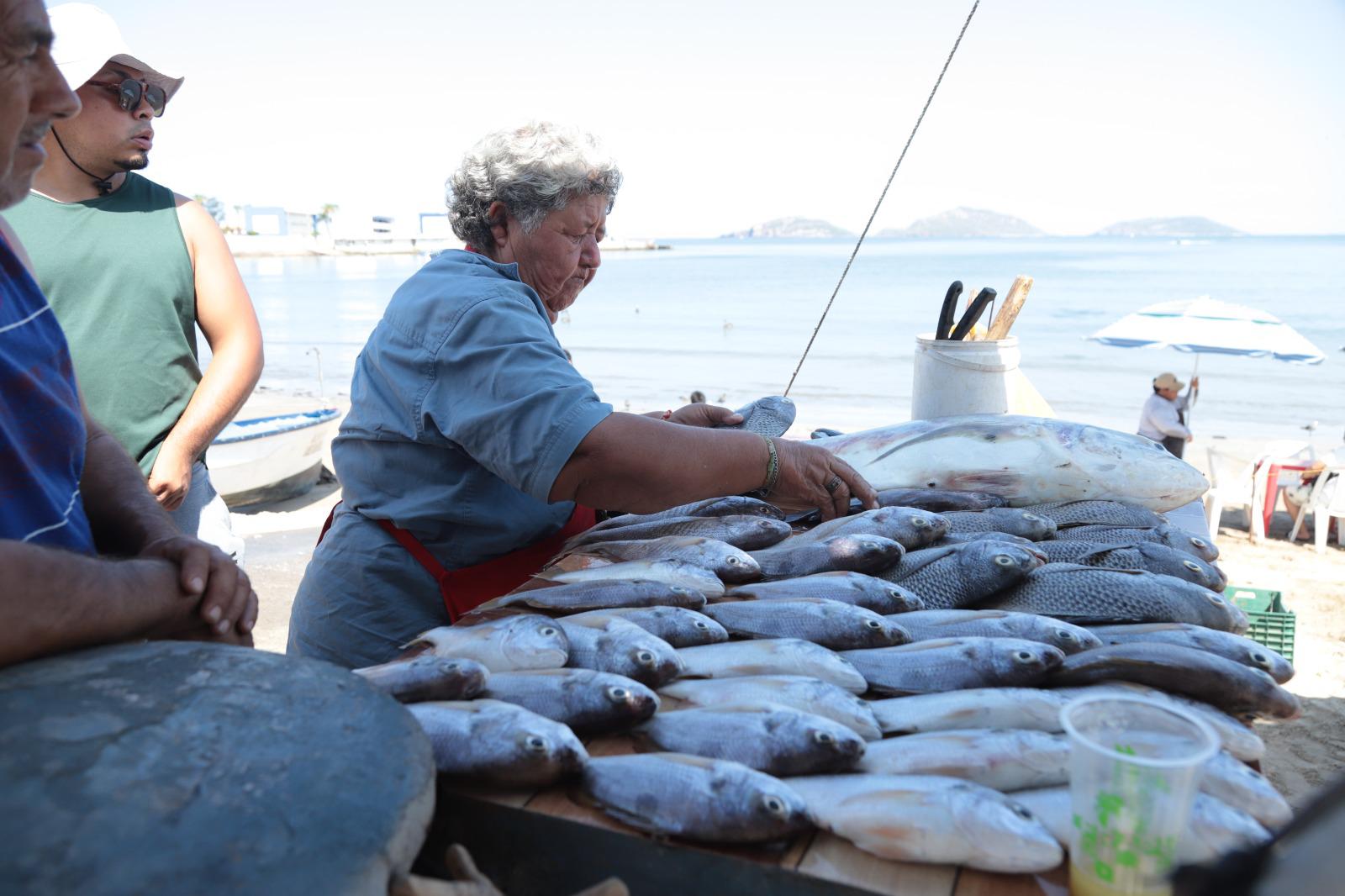 $!Ventas de pescado y marisco en Playa Norte, Mazatlán, en picada por baja afluencia turística