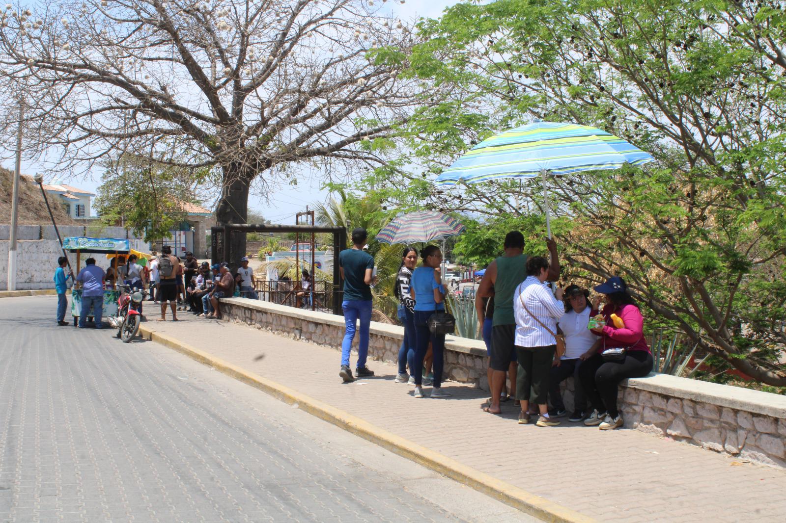 $!Comerciantes aprovechan la representación del Viacrucis en El Rosario para obtener un ingreso
