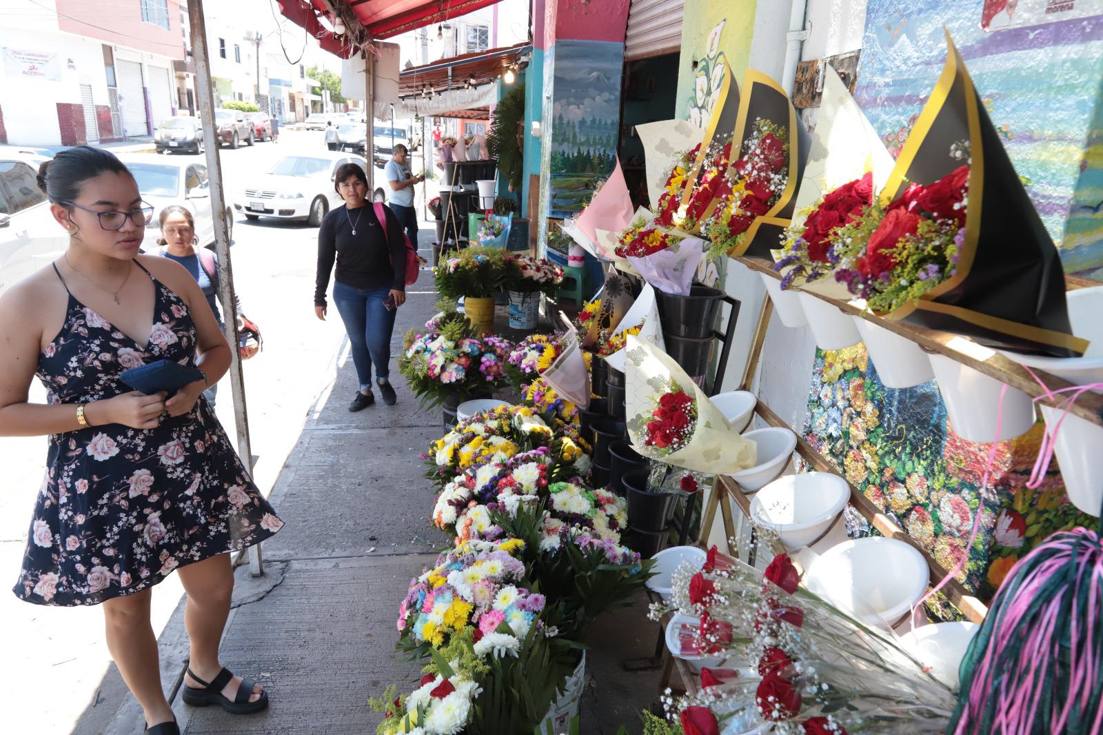 $!Pese a inseguridad, ventas de flores repuntan en el Mercado de las Flores este 10 de mayo