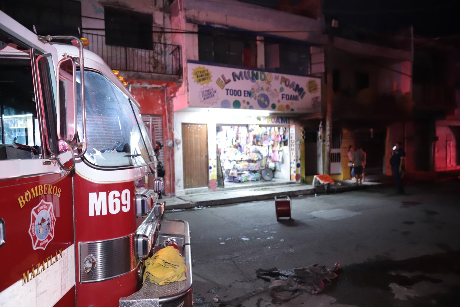 $!Incendio arrasa con tienda de artículos para fiestas en el Centro de Mazatlán