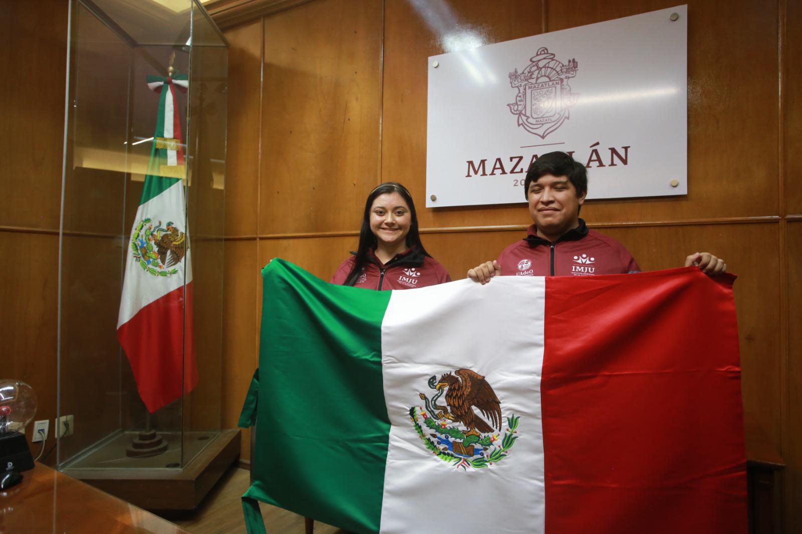 $!Abandera Alcalde a equipo mazatleco que participará en Infomatrix 2023, en Chile