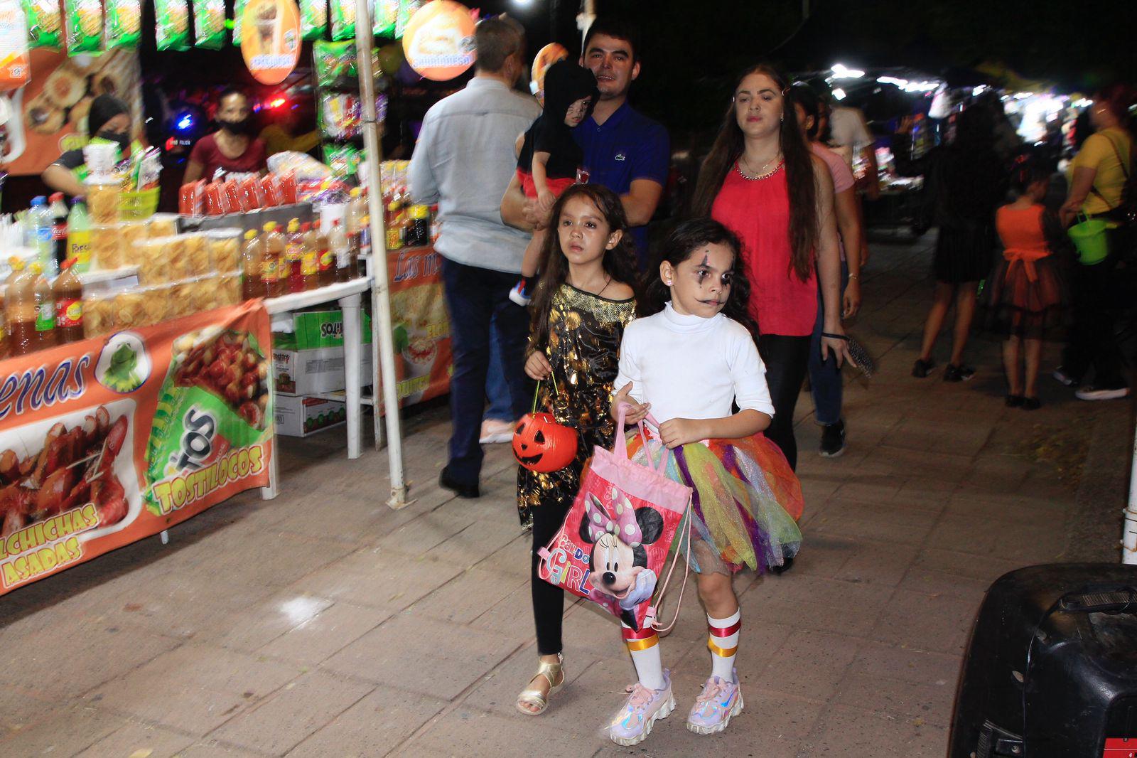 $!#Galería | Salen familias de Culiacán a celebrar la noche de Halloween en avenidas vigiladas