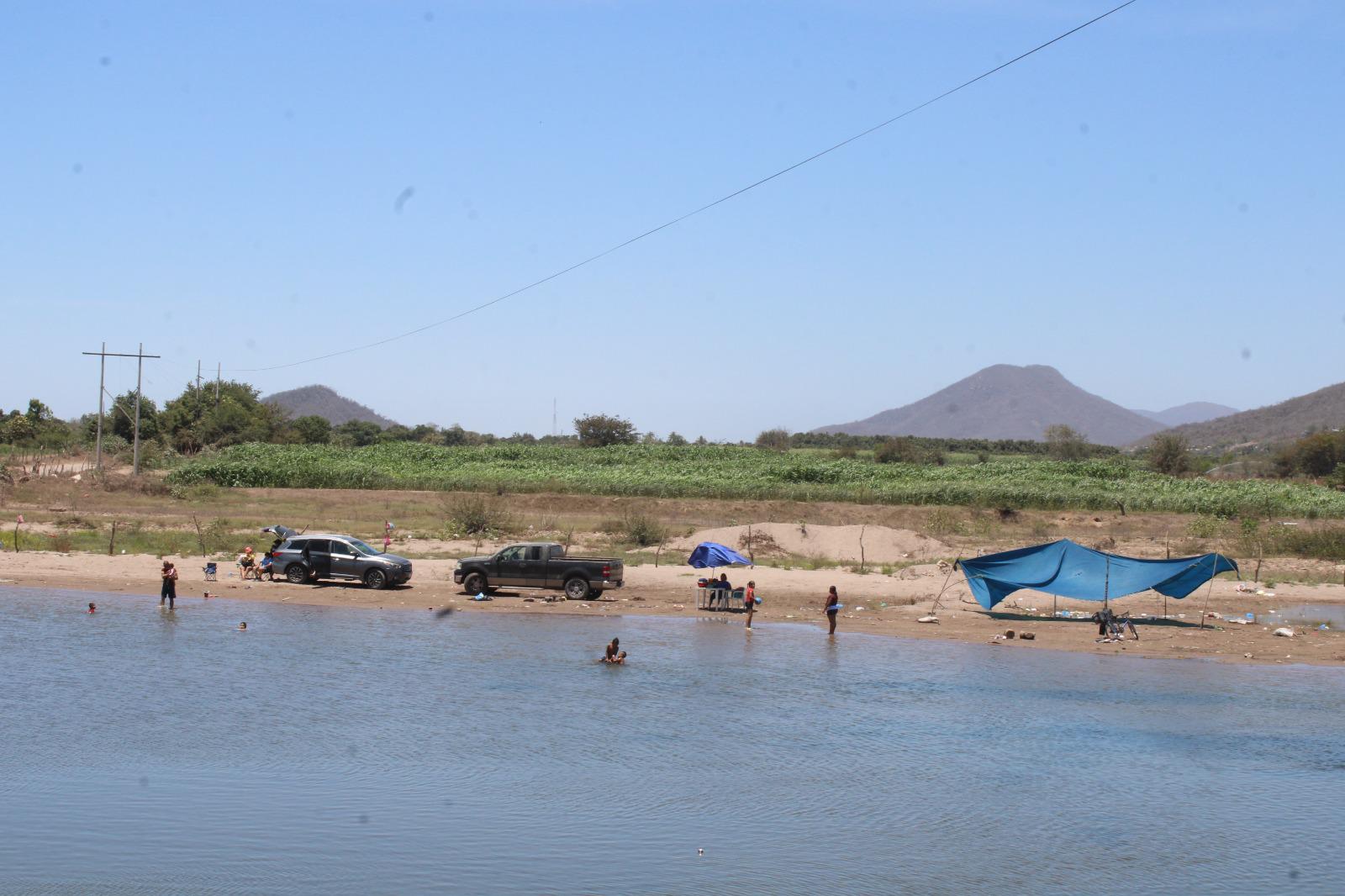 $!Familias mitigan el calor y disfrutan del esparcimiento en el río Baluarte de Rosario