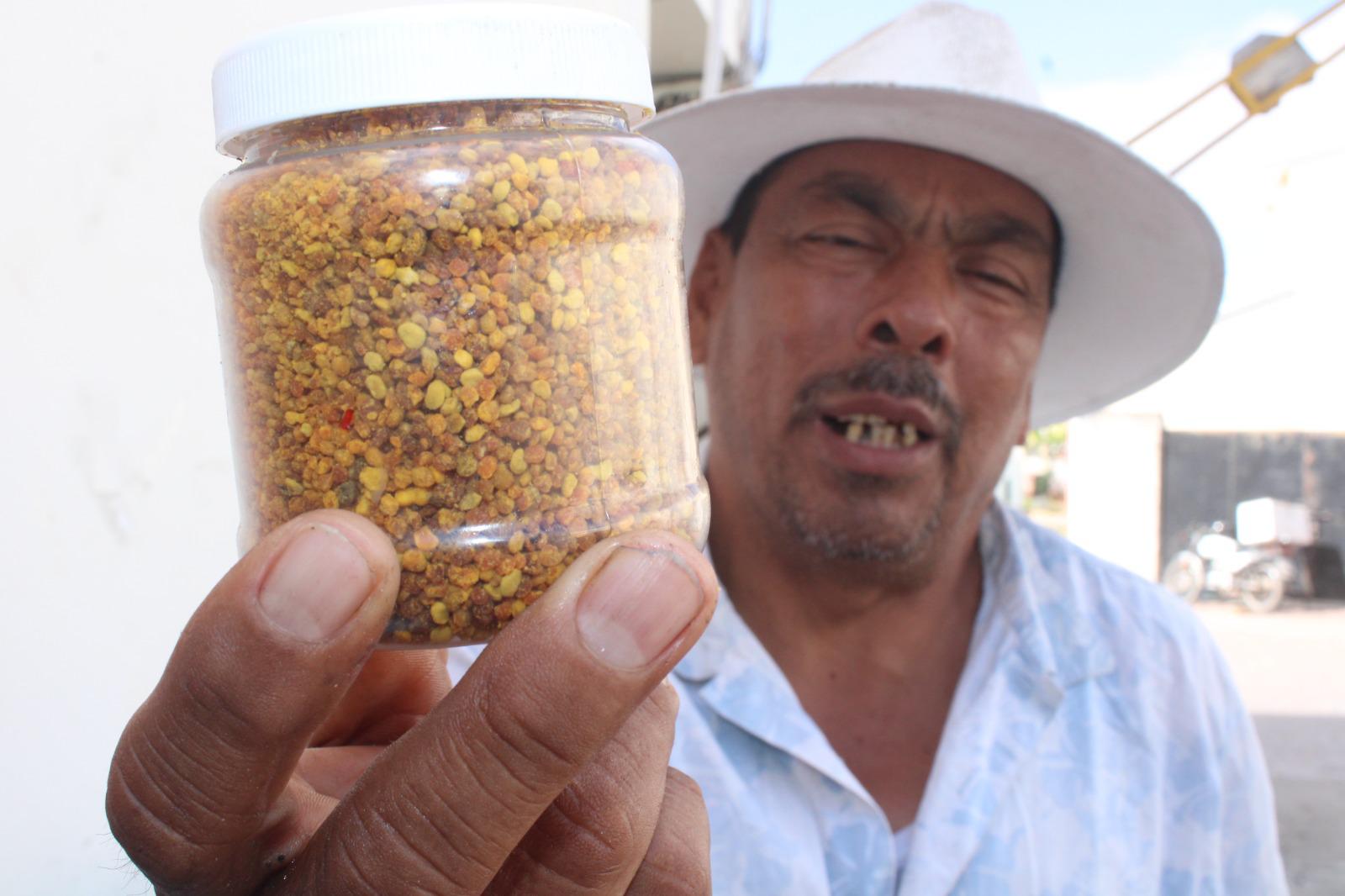 $!Hernán recorre los municipios del sur de Sinaloa ofreciendo la miel fresca y sus derivados